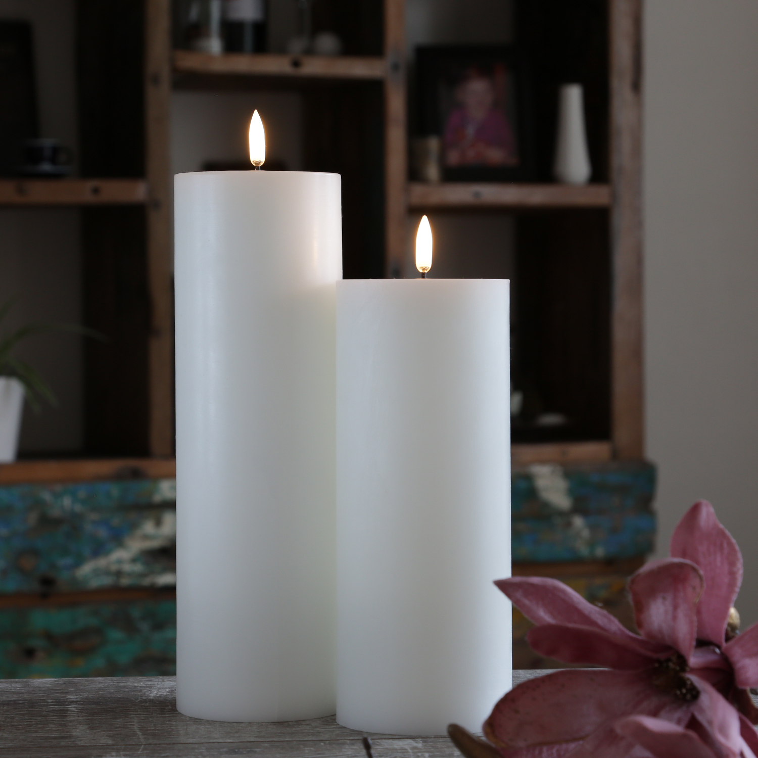 LED Kerze THEA - Echtwachs - 3D Flamme - H: 25cm - D: 7,8cm - Timer - bis zu 1000 Std. - weiß LED Kerze THEA - Echtwachs - 3D Flamme - H: 25cm - D: 7,8cm - Timer - bis zu 1000 Std. - weiß