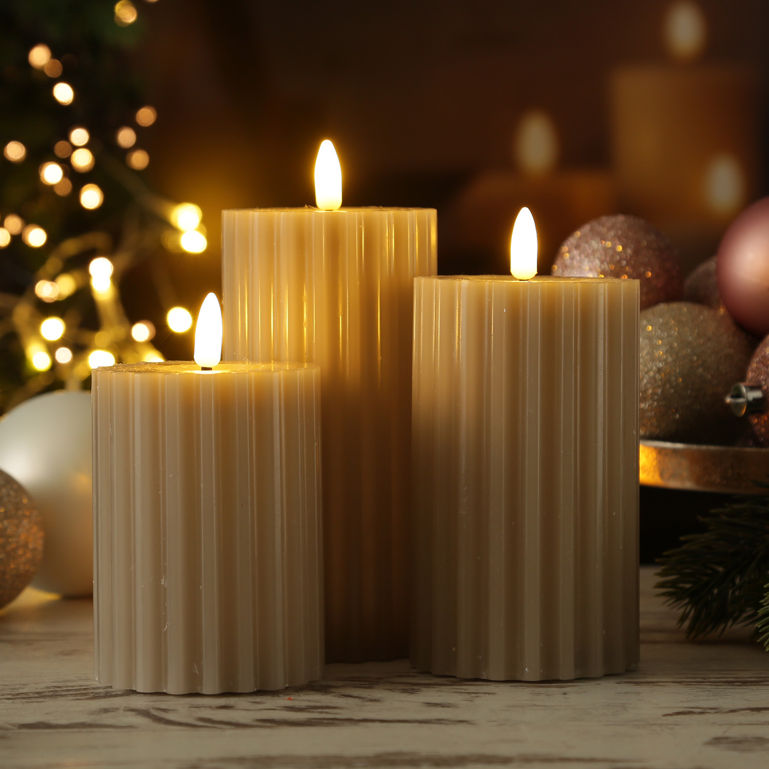 LED Kerze LIV - gerillt - Echtwachs - warmweiße 3D Flamme - H: 12cm - D: 7,5cm - Timer - grau LED Kerze LIV - gerillt - Echtwachs - warmweiße 3D Flamme - H: 12cm - D: 7,5cm - Timer - grau