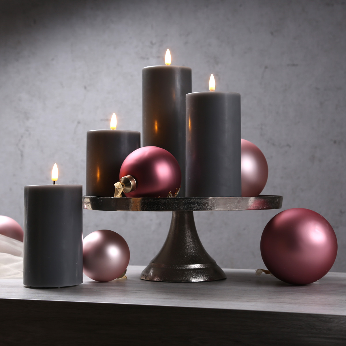 LED Stumpenkerze MIA - Echtwachs - realistische 3D Flamme - H: 20cm - Batteriebetrieb - grau LED Stumpenkerze MIA - Echtwachs - realistische 3D Flamme - H: 20cm - Batteriebetrieb - grau