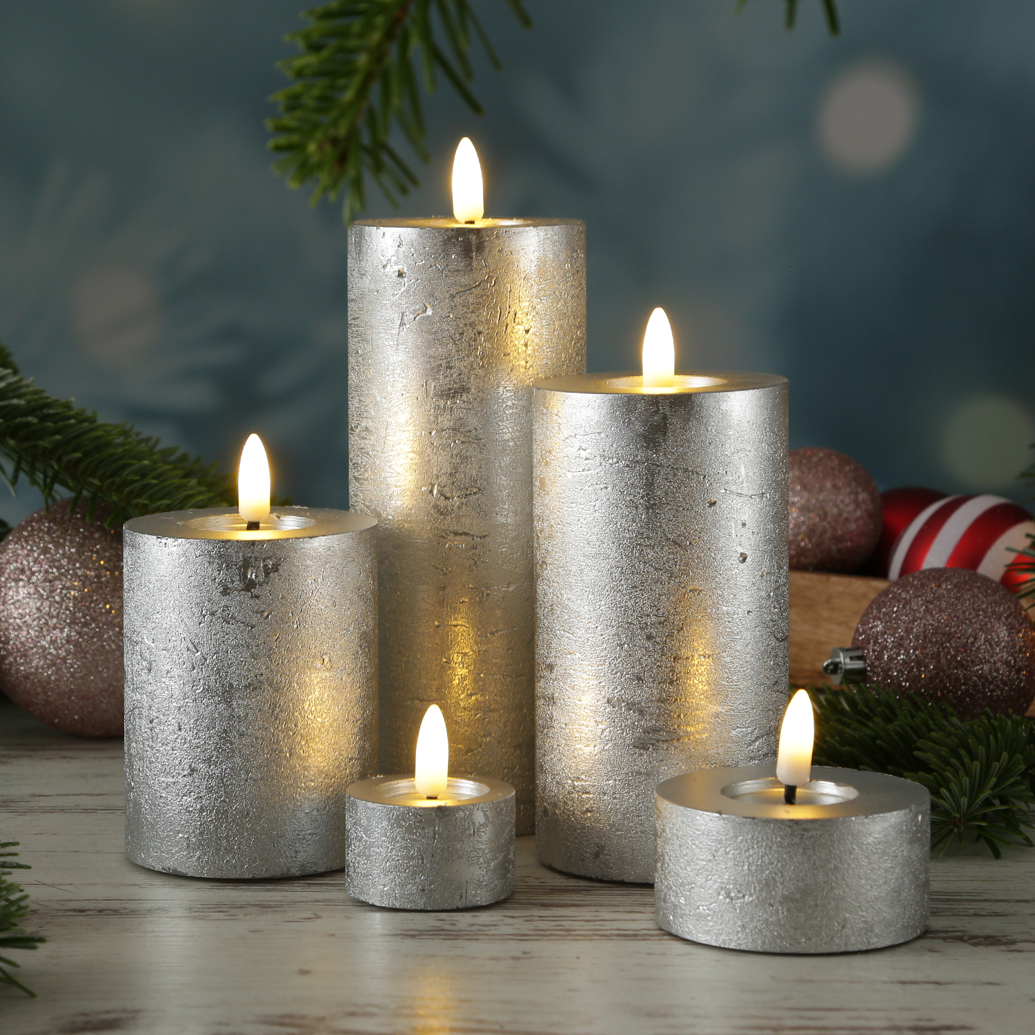 LED Kerze LINA - Rustik-Optik - Echtwachs - 3D Flamme - H: 19cm - D: 7cm - Timer - silber