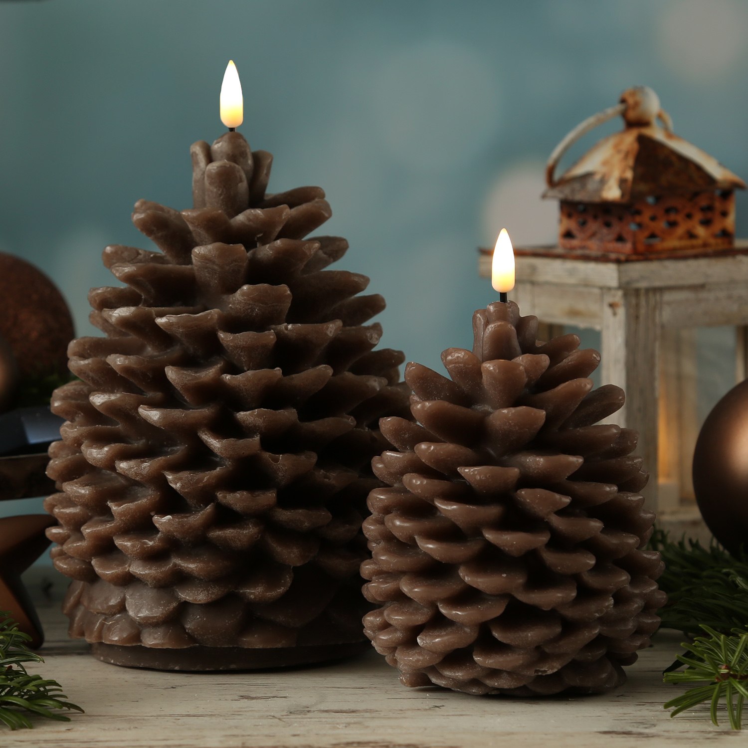 LED Kerze Zapfen - Echtwachs - flackernde 3D Flamme - H: 13cm - D: 10cm - Batteriebetrieb - braun