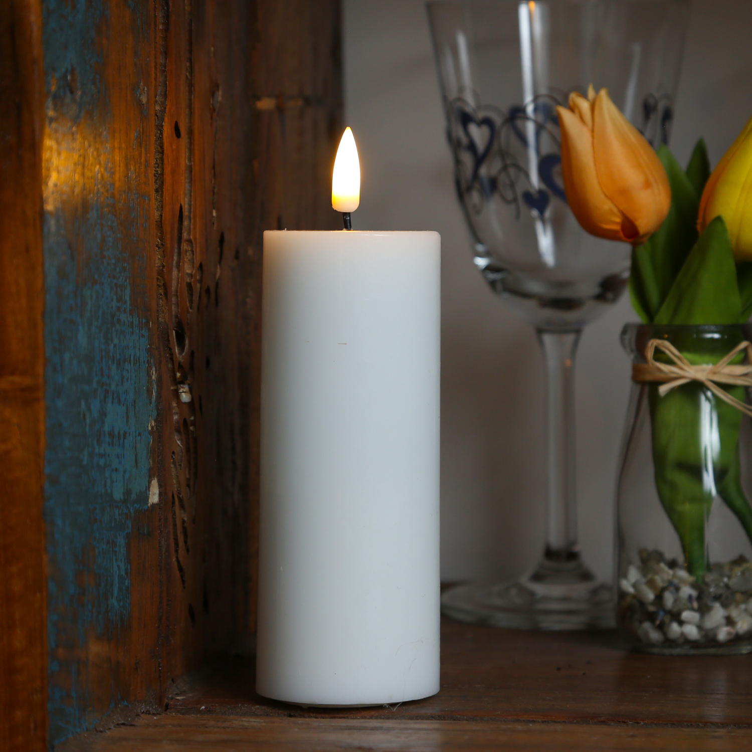 LED Stumpenkerze MIA - Echtwachs - realistische 3D Flamme - D: 5cm - H: 15cm - Batterie - weiß LED Stumpenkerze MIA - Echtwachs - realistische 3D Flamme - D: 5cm - H: 15cm - Batterie - weiß