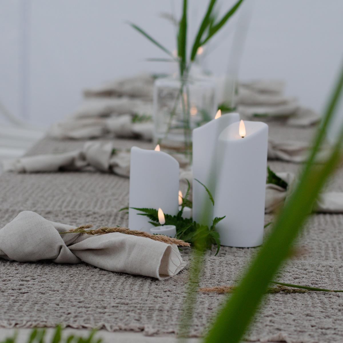 LED Stumpenkerze "Flamme" - Kunststoff - warmweiße 3D Flamme - H: 15cm - Timer - outdoor - weiß LED Stumpenkerze "Flamme" - Kunststoff - warmweiße 3D Flamme - H: 15cm - Timer - outdoor - weiß