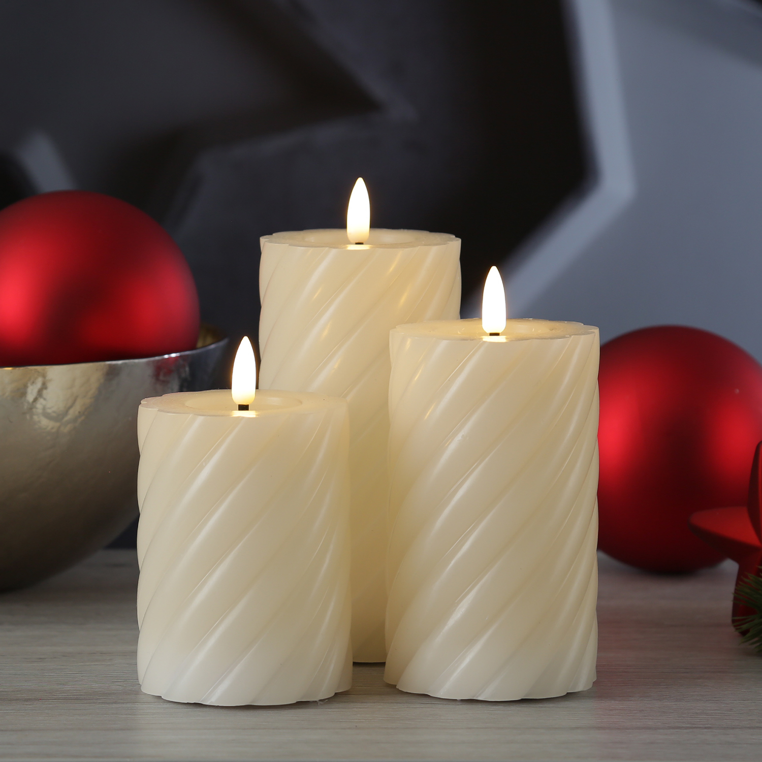 LED Stumpenkerze TWIST - Echtwachs - warmweiße 3D Flamme - H: 12,5cm - Batterie - Timer - creme