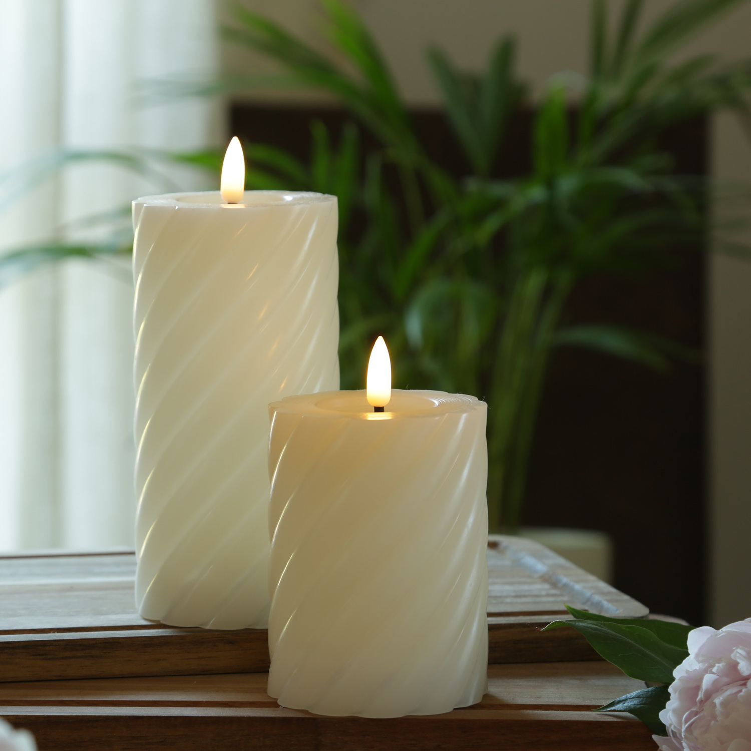 LED Stumpenkerze TWIST - Echtwachs - warmweiße 3D Flamme - H: 12,5cm - Batterie - Timer - creme