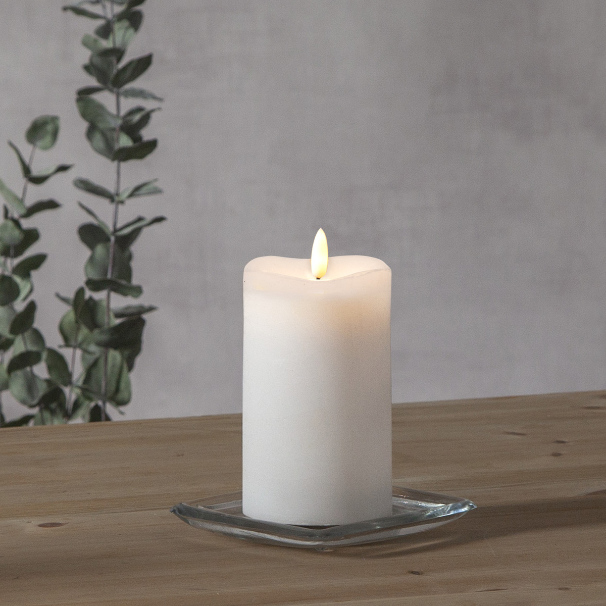 LED Stumpenkerze "Flamme" - Echtwachs - warmweiße Flamme - H: 14cm - Batteriebetrieb - Timer LED Stumpenkerze "Flamme" - Echtwachs - warmweiße Flamme - H: 14cm - Batteriebetrieb - Timer