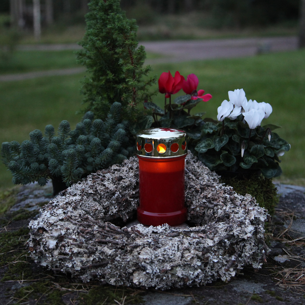 LED Novenkerze "Serene" - Grabkerze - flackernde gelbe LED - H: 14cm - rot/gold LED Novenkerze "Serene" - Grabkerze - flackernde gelbe LED - H: 14cm - rot/gold