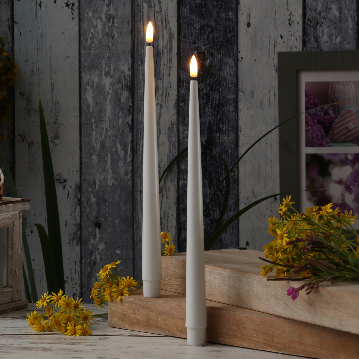 LED Stabkerzen ELLA - Echtwachs - realistische 3D Flamme - H: 28cm - weiß - 2 Stück LED Stabkerzen ELLA - Echtwachs - realistische 3D Flamme - H: 28cm - weiß - 2 Stück