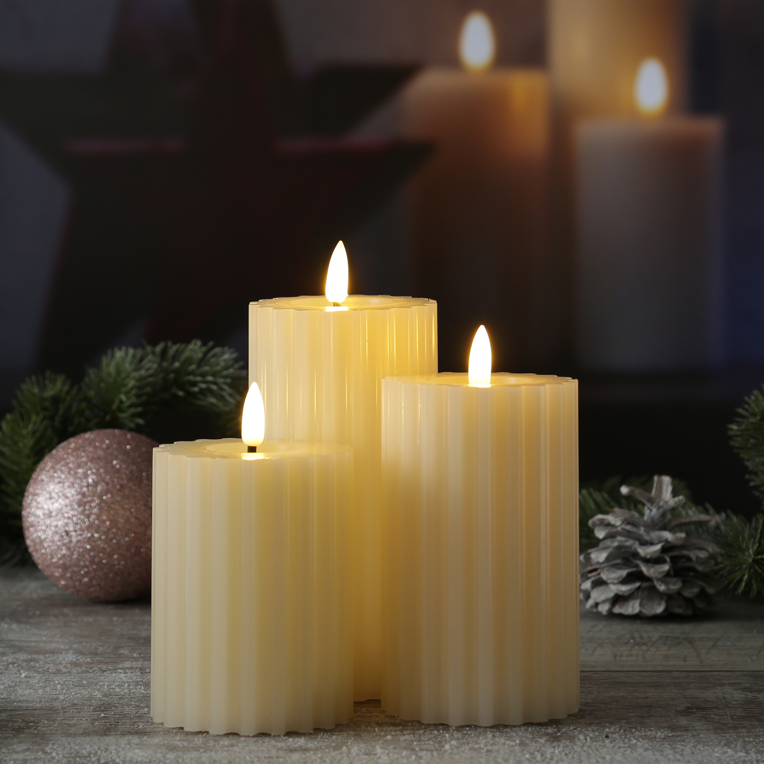 LED Kerze LIV - gerillt - Echtwachs - warmweiße 3D Flamme - H: 12cm - D: 7,5cm - Timer - creme LED Kerze LIV - gerillt - Echtwachs - warmweiße 3D Flamme - H: 12cm - D: 7,5cm - Timer - creme