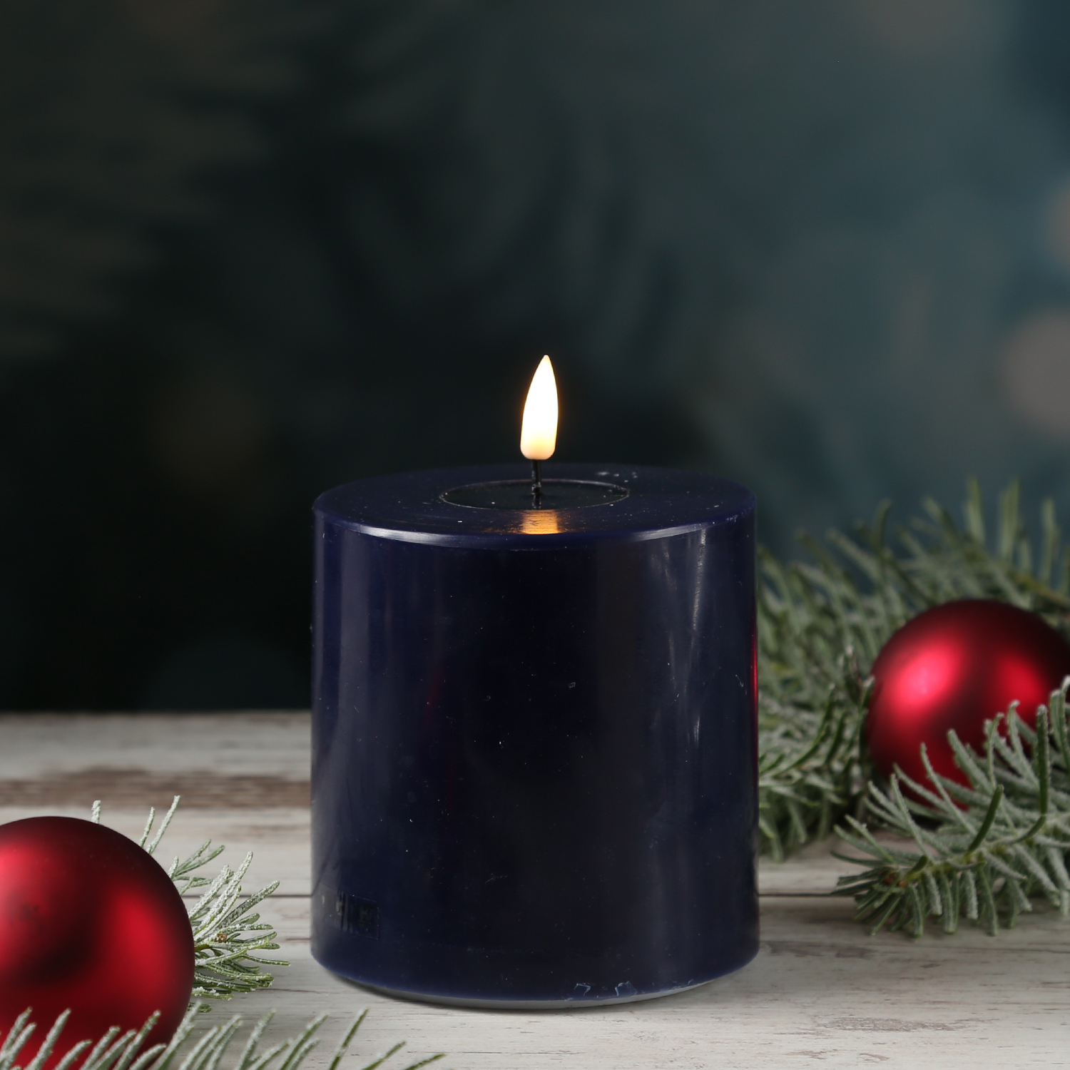 LED Stumpenkerze MIA - Echtwachs - realistische 3D Flamme - H: 10cm - D: 10cm - königsblau LED Stumpenkerze MIA - Echtwachs - realistische 3D Flamme - H: 10cm - D: 10cm - königsblau