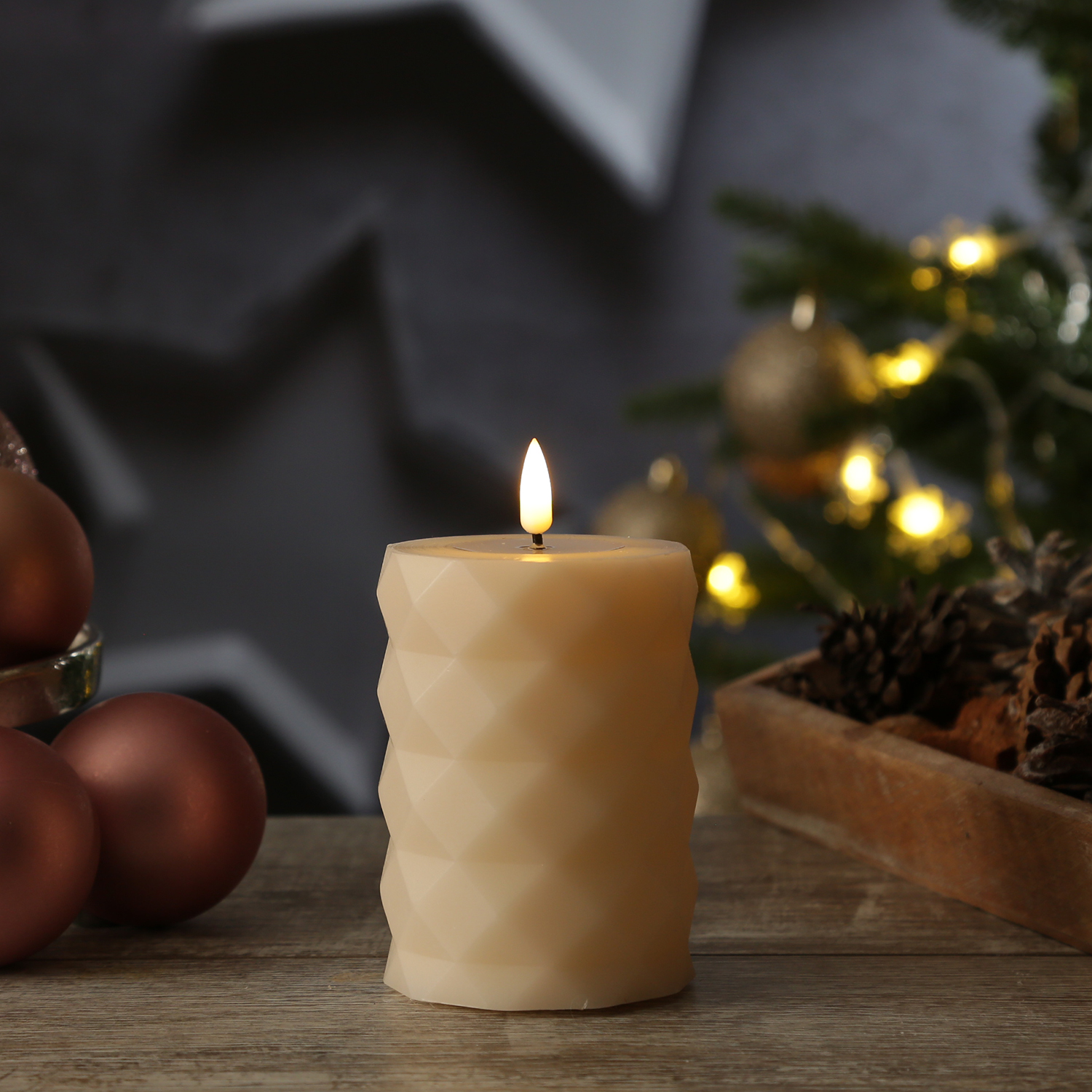 LED Stumpenkerze MIA - Rautenmuster - Echtwachs - 3D Flamme - H: 10cm - D: 7,5cm - creme LED Stumpenkerze MIA - Rautenmuster - Echtwachs - 3D Flamme - H: 10cm - D: 7,5cm - creme