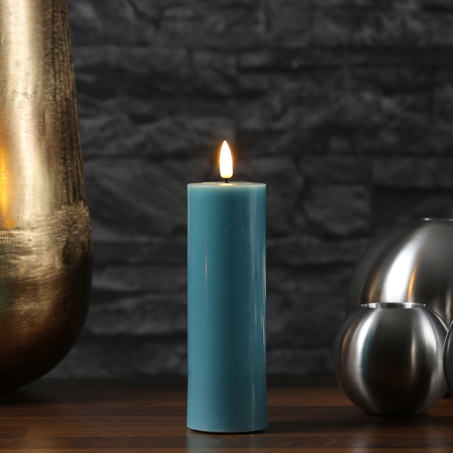 LED Stumpenkerze MIA - Echtwachs - realistische 3D Flamme - H: 15cm - D: 5cm - jadegrün LED Stumpenkerze MIA - Echtwachs - realistische 3D Flamme - H: 15cm - D: 5cm - jadegrün