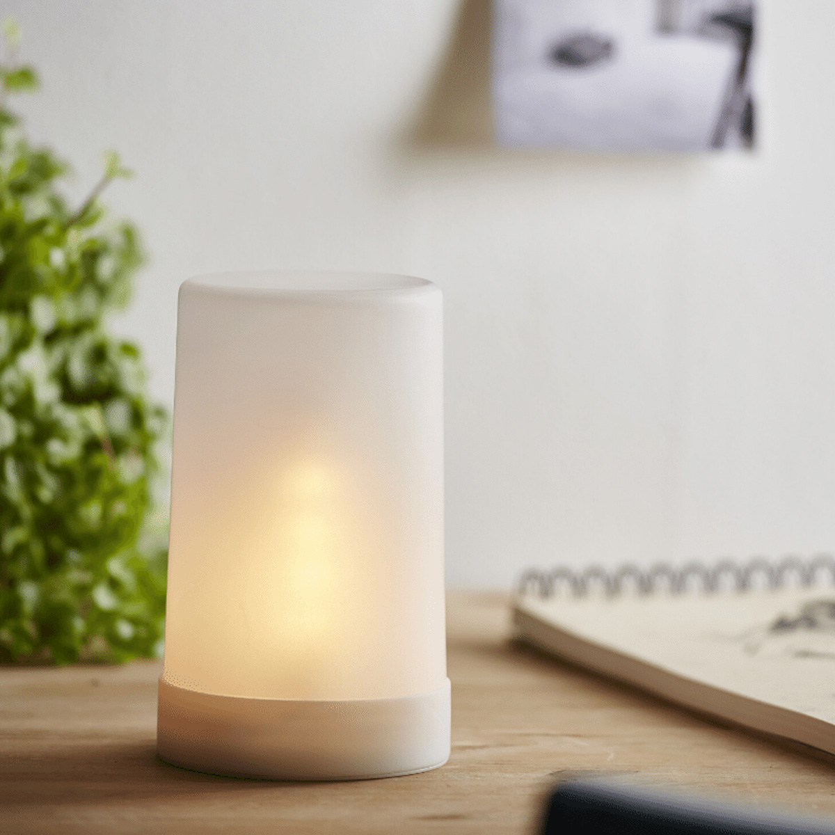 LED Windlicht "Flame" - simuliert brennende Flamme - H: 14,5cm, D: 9cm - Timer - gefrostet - outdoor LED Windlicht "Flame" - simuliert brennende Flamme - H: 14,5cm, D: 9cm - Timer - gefrostet - outdoor