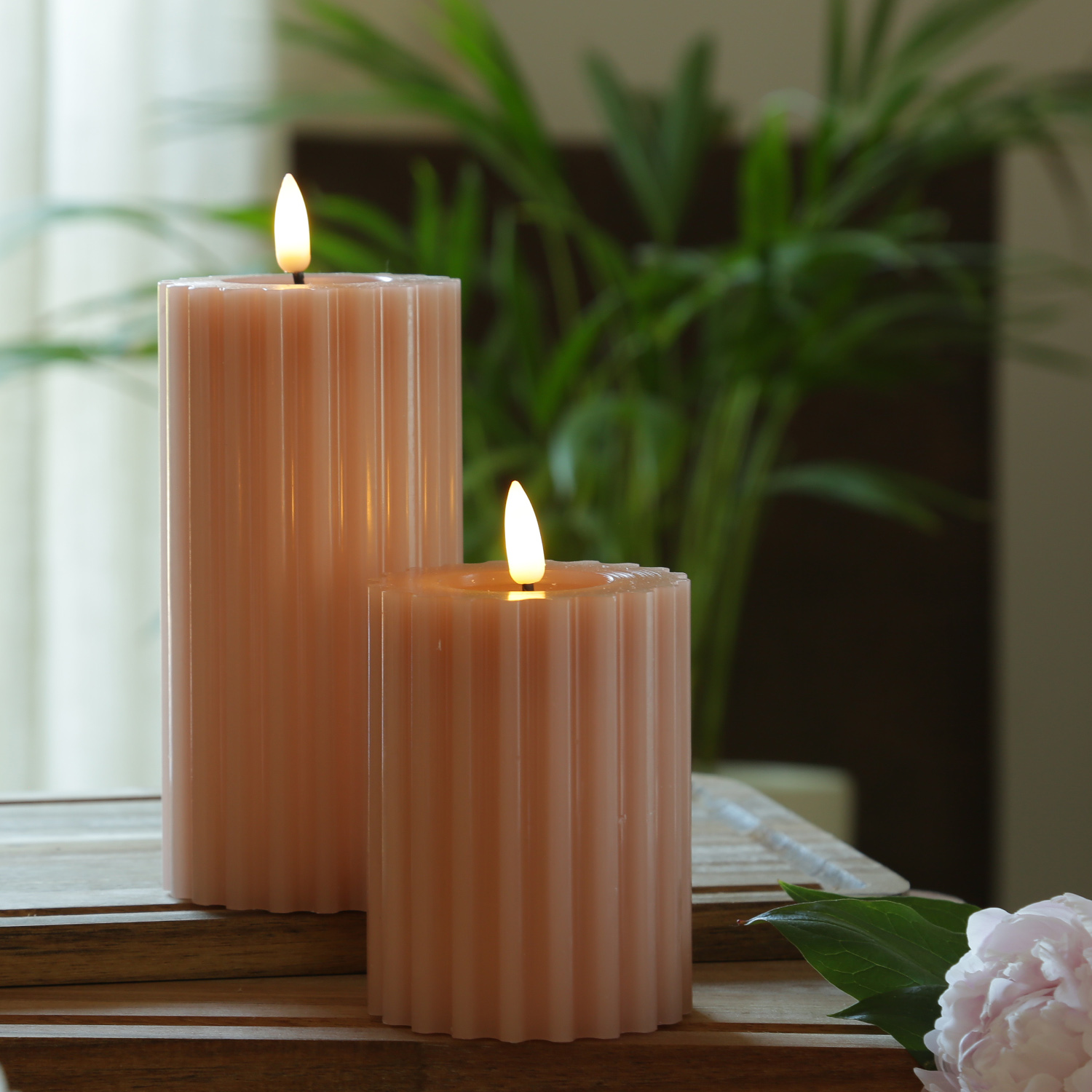 LED Kerze LIV - gerillt - Echtwachs - warmweiße 3D Flamme - H: 12cm - D: 7,5cm - Timer - altrosa LED Kerze LIV - gerillt - Echtwachs - warmweiße 3D Flamme - H: 12cm - D: 7,5cm - Timer - altrosa