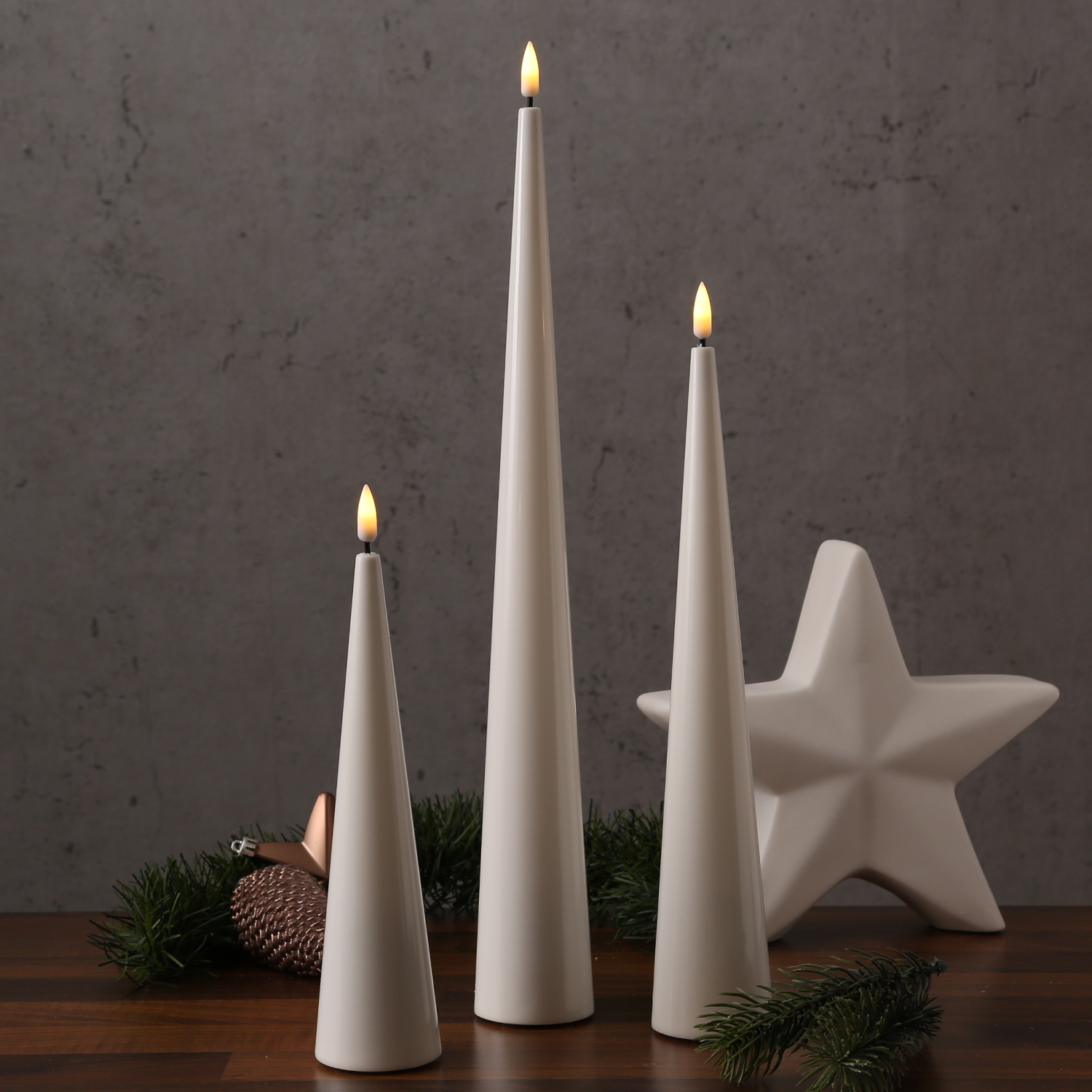 LED Kegelkerze LEA - Echtwachs - realistische 3D Flamme - H: 38cm - Batteriebetrieb - weiß LED Kegelkerze LEA - Echtwachs - realistische 3D Flamme - H: 38cm - Batteriebetrieb - weiß