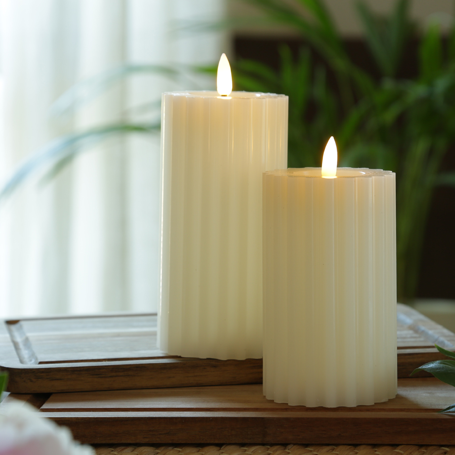 LED Kerze LIV - gerillt - Echtwachs - warmweiße 3D Flamme - H: 17,5cm - D: 7,5cm - Timer - creme LED Kerze LIV - gerillt - Echtwachs - warmweiße 3D Flamme - H: 17,5cm - D: 7,5cm - Timer - creme