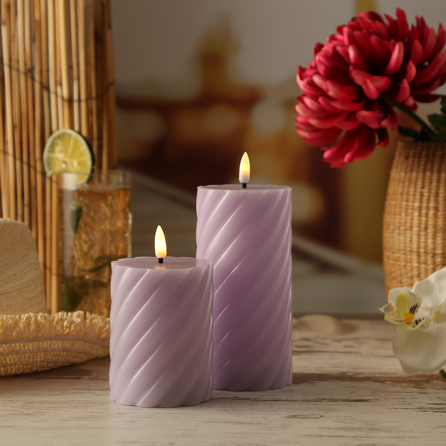 LED Stumpenkerze SWIRL - Echtwachs - warmweiße 3D Flamme - H: 12,5cm - Batterie - Timer - flieder LED Stumpenkerze SWIRL - Echtwachs - warmweiße 3D Flamme - H: 12,5cm - Batterie - Timer - flieder