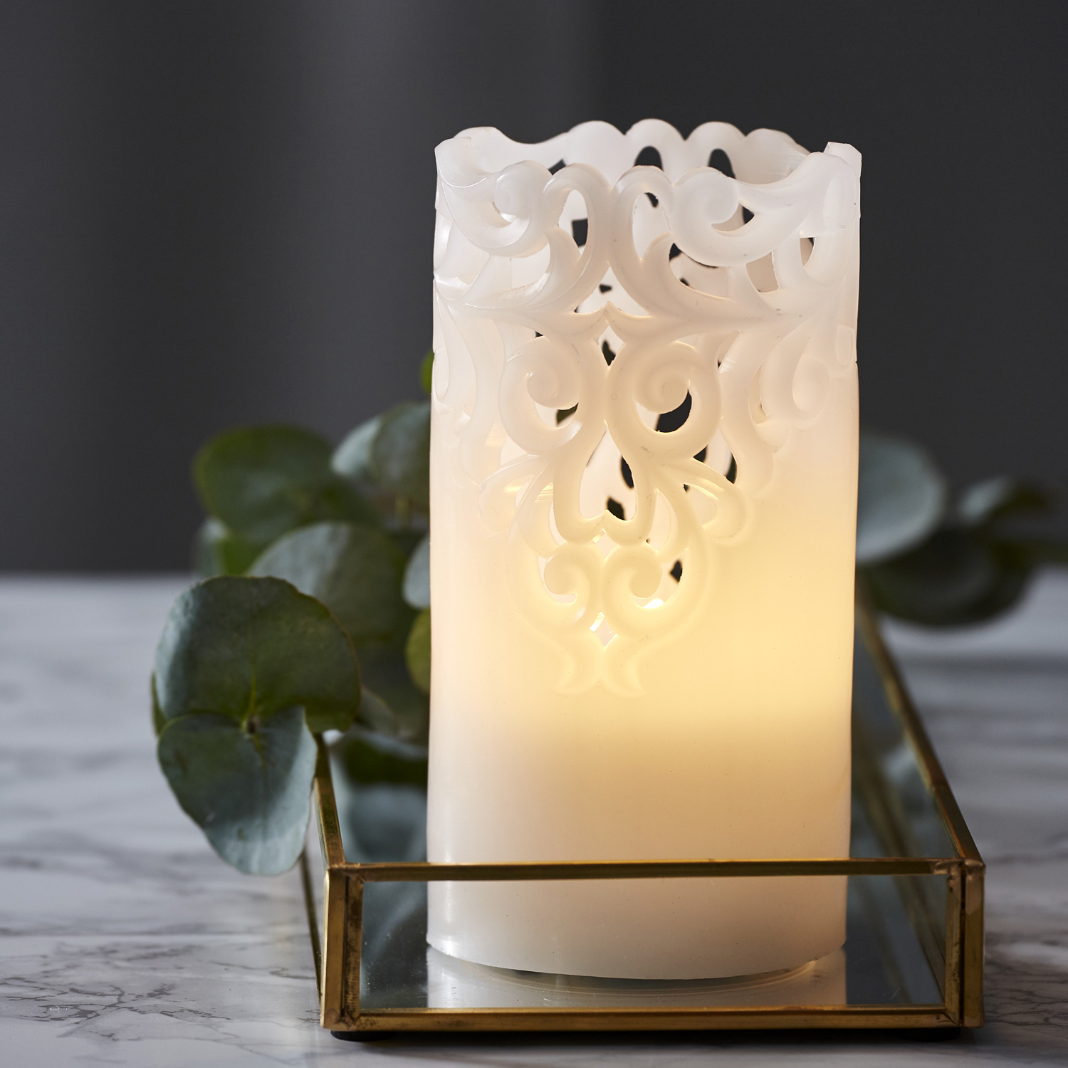 LED Stumpenkerze "Clary" - Echtwachs - Spitzenmuster - warmweiße Flamme - H: 15cm - Timer - weiß LED Stumpenkerze "Clary" - Echtwachs - Spitzenmuster - warmweiße Flamme - H: 15cm - Timer - weiß