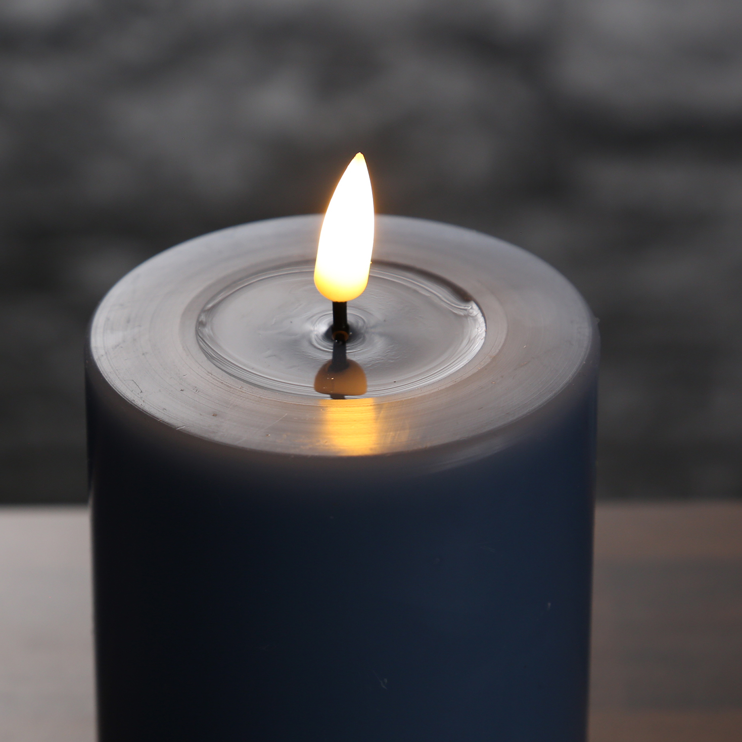 LED Stumpenkerze MIA - Echtwachs - realistische 3D Flamme - H: 20cm - D: 5cm - eisblau LED Stumpenkerze MIA - Echtwachs - realistische 3D Flamme - H: 20cm - D: 5cm - eisblau