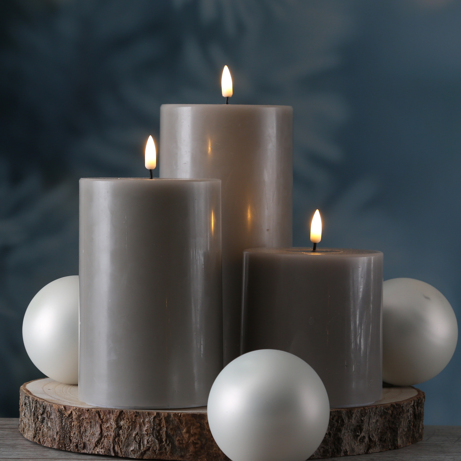 LED Stumpenkerze MIA - Echtwachs - realistische 3D Flamme - H- 15cm - D- 10cm - sand-taupe LED Stumpenkerze MIA - Echtwachs - realistische 3D Flamme - H- 15cm - D- 10cm - sand-taupe