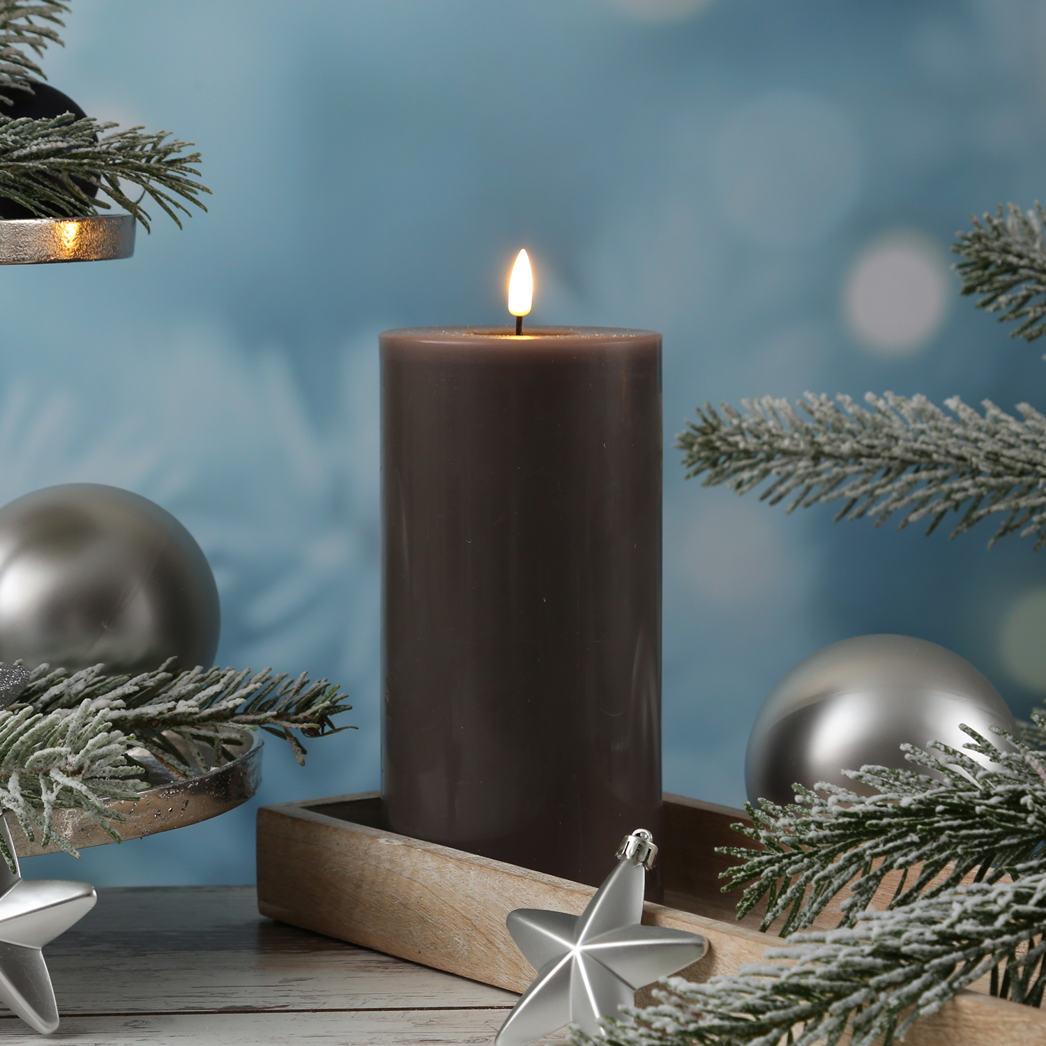 LED Stumpenkerze MIA - Echtwachs - realistische 3D Flamme - H: 20cm - D: 10cm - mokkafarben LED Stumpenkerze MIA - Echtwachs - realistische 3D Flamme - H: 20cm - D: 10cm - mokkafarben