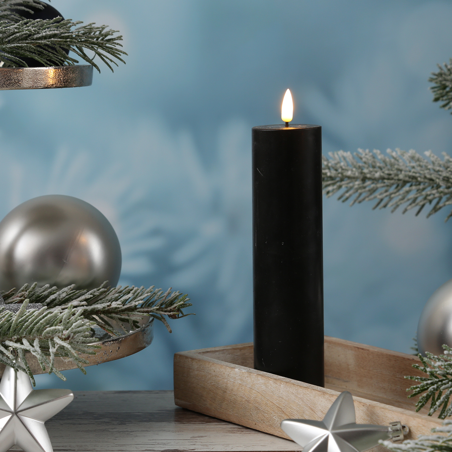 LED Stumpenkerze MIA - Echtwachs - realistische 3D Flamme - H: 20cm - D: 5cm - schwarz LED Stumpenkerze MIA - Echtwachs - realistische 3D Flamme - H: 20cm - D: 5cm - schwarz