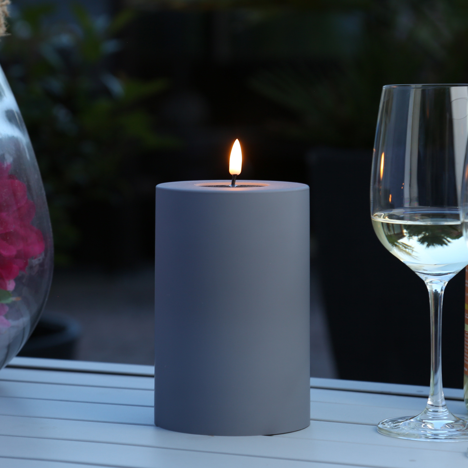 LED Stumpenkerze MIA - Kunststoff - realistische 3D Flamme - H: 15cm - f. Außen - grau LED Stumpenkerze MIA - Kunststoff - realistische 3D Flamme - H: 15cm - f. Außen - grau