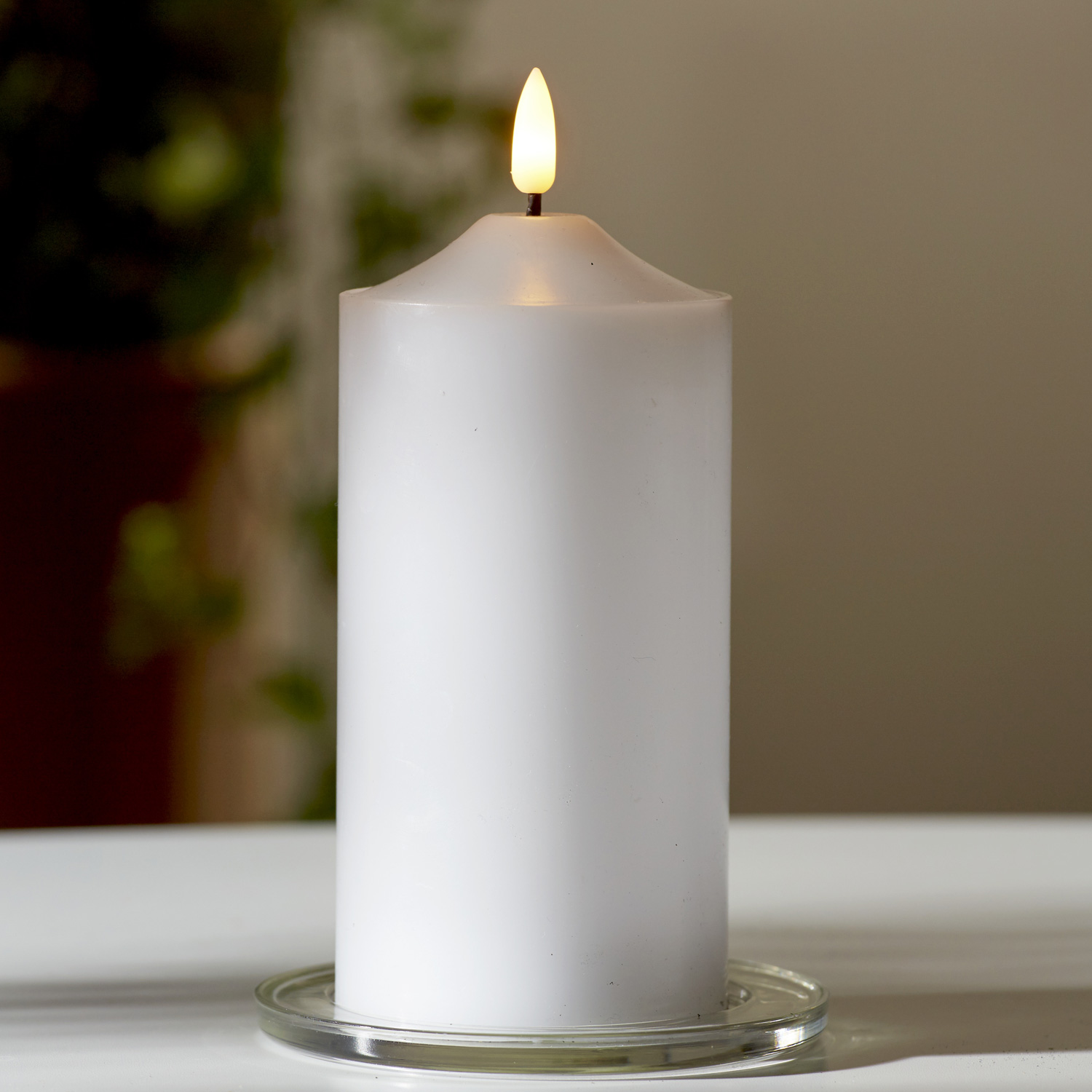 LED Stumpenkerze Flamme - Echtwachs - warmweiße 3D Flamme - H: 17cm - Batterie - Timer - weiß LED Stumpenkerze Flamme - Echtwachs - warmweiße 3D Flamme - H: 17cm - Batterie - Timer - weiß