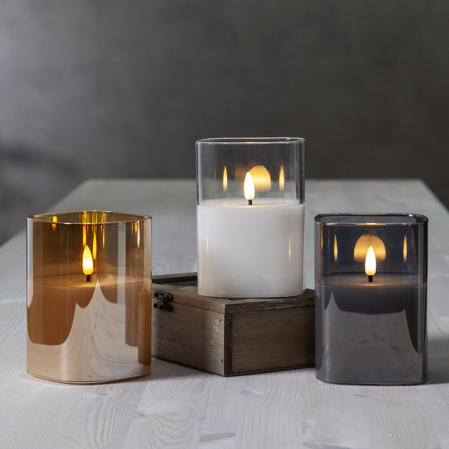 LED Kerze im Glas - Windlicht - Echtwachs - flackernde gelbe Flamme - Timer - H: 12,5cm - goldbraun LED Kerze im Glas - Windlicht - Echtwachs - flackernde gelbe Flamme - Timer - H: 12,5cm - goldbraun