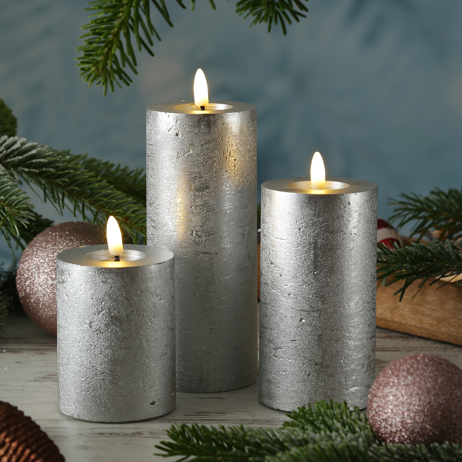 LED Kerzenset LINA - Rustik-Optik - Echtwachs - 3D Flamme - 3 Größen - Timer - silber - 3er Set LED Kerzenset LINA - Rustik-Optik - Echtwachs - 3D Flamme - 3 Größen - Timer - silber - 3er Set