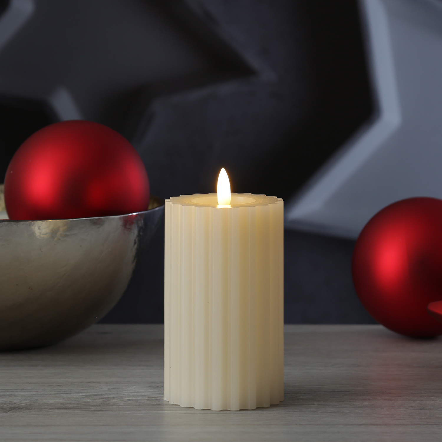 LED Kerze LIV - gerillt - Echtwachs - warmweiße 3D Flamme - H: 14,5cm - D: 7,5cm - Timer - creme LED Kerze LIV - gerillt - Echtwachs - warmweiße 3D Flamme - H: 14,5cm - D: 7,5cm - Timer - creme