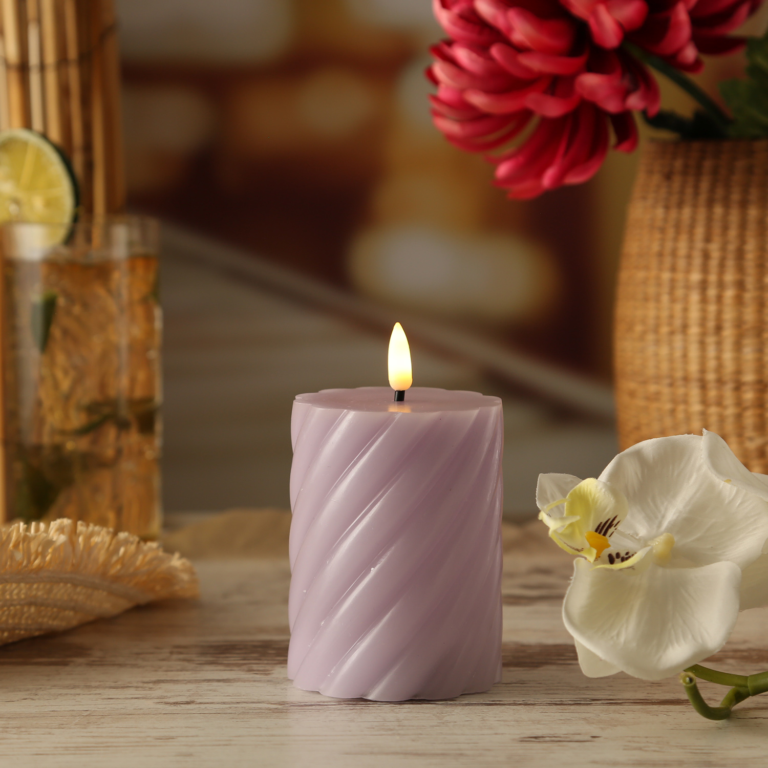 LED Stumpenkerze SWIRL - Echtwachs - warmweiße 3D Flamme - H: 12,5cm - Batterie - Timer - flieder LED Stumpenkerze SWIRL - Echtwachs - warmweiße 3D Flamme - H: 12,5cm - Batterie - Timer - flieder