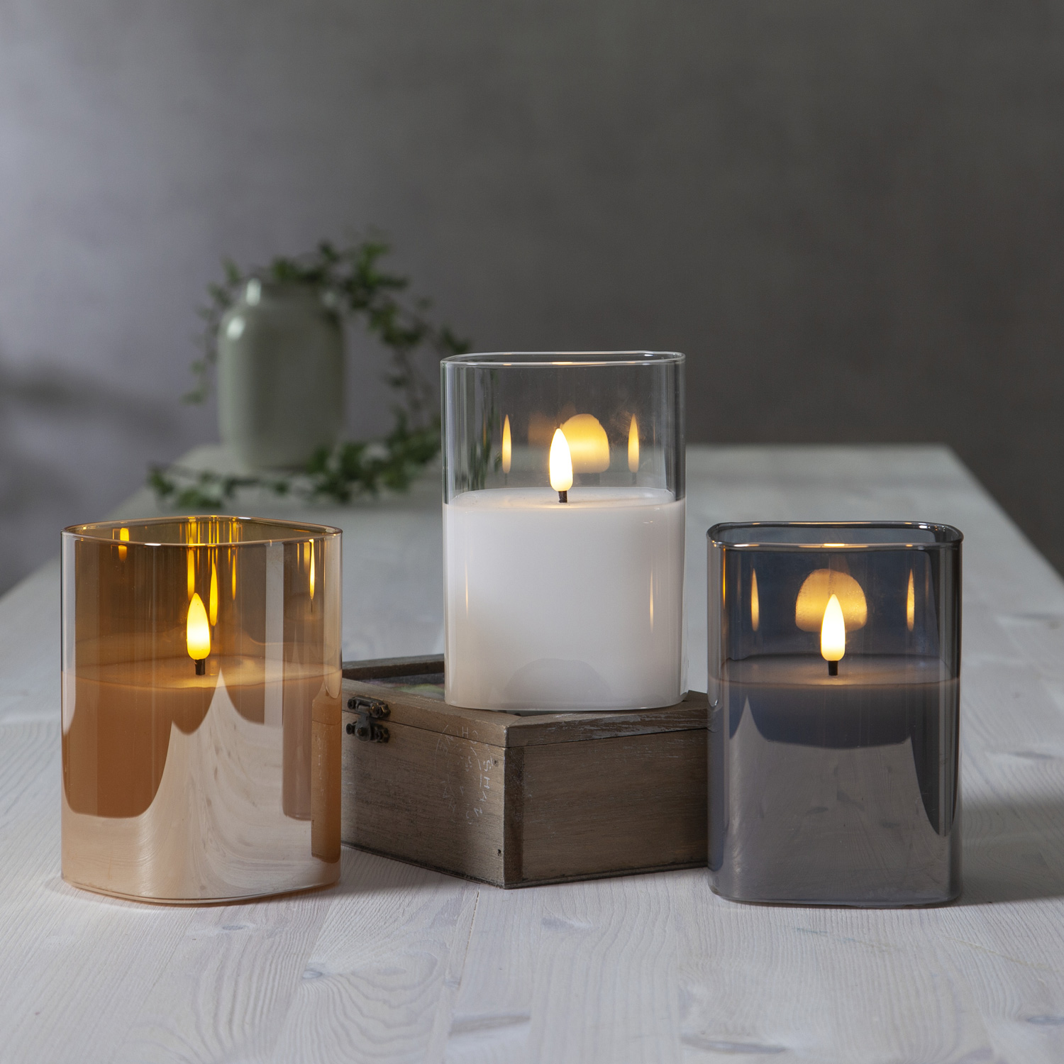 LED Kerze im Glas - Windlicht - Echtwachs - flackernde gelbe Flamme - Timer - H: 12,5cm - goldbraun LED Kerze im Glas - Windlicht - Echtwachs - flackernde gelbe Flamme - Timer - H: 12,5cm - goldbraun