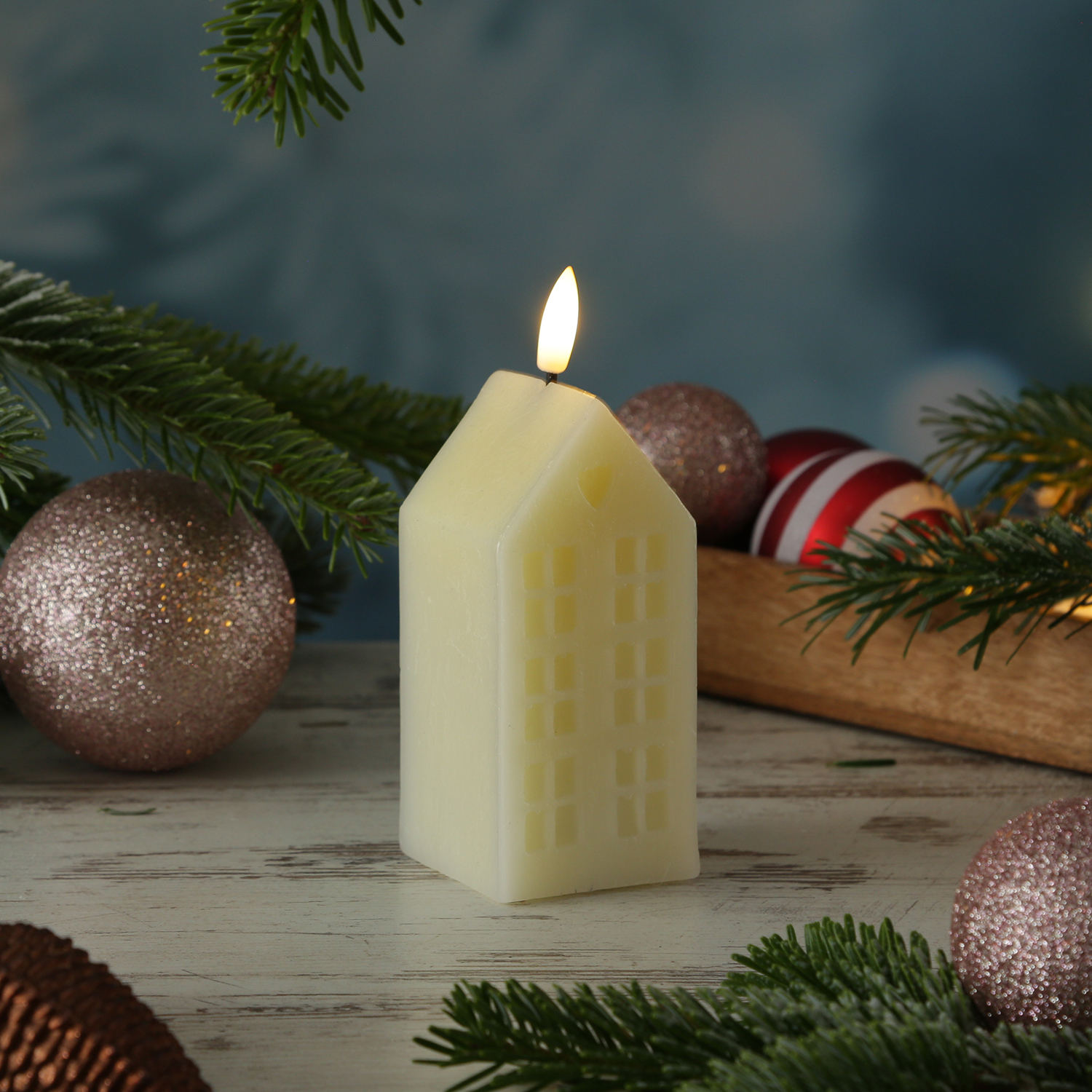 LED Kerze Haus - Echtwachskerze in Hausform - flackernde 3D Flamme - Timer - H: 15cm - creme LED Kerze Haus - Echtwachskerze in Hausform - flackernde 3D Flamme - Timer - H: 15cm - creme