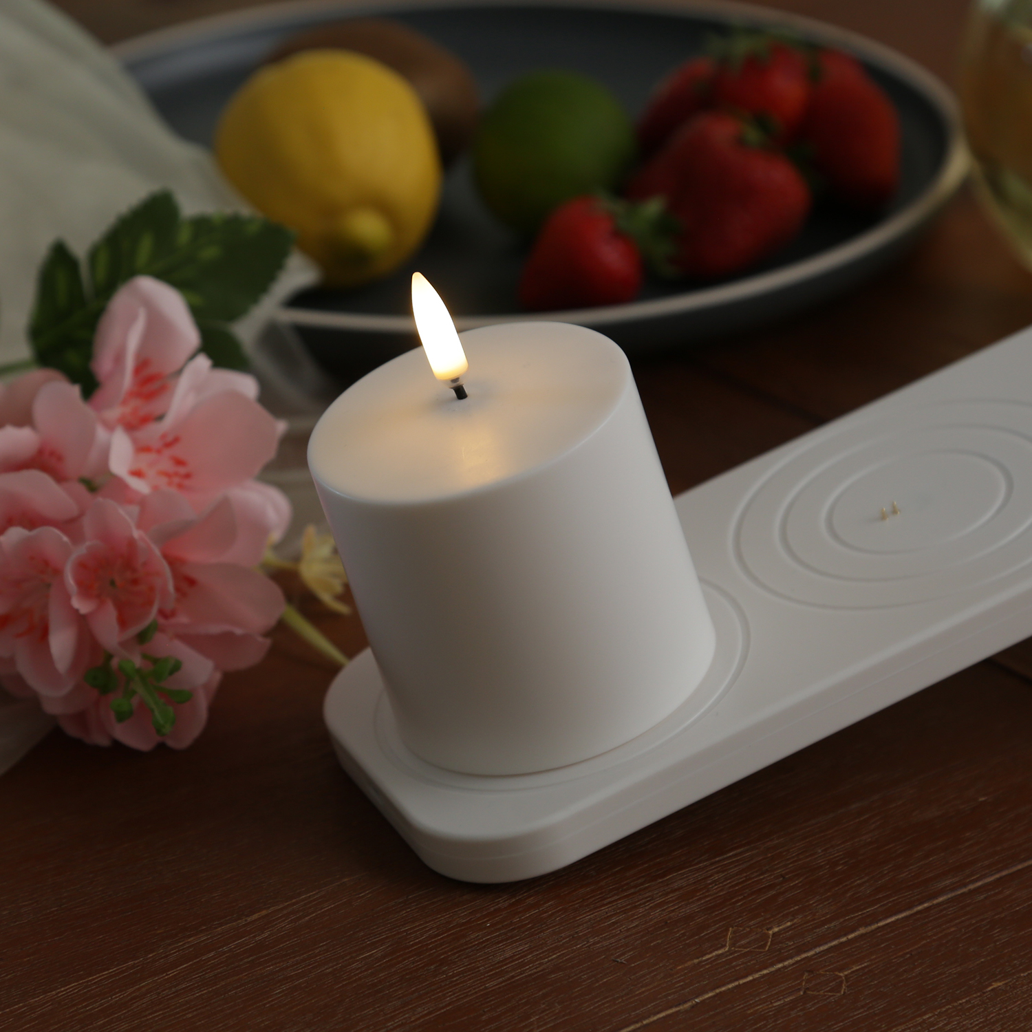 LED Kerze - wiederaufladbare LED Stumpenkerze mit Ladestation - 6,8cm x 6,8cm - Timer - Innen/Außen