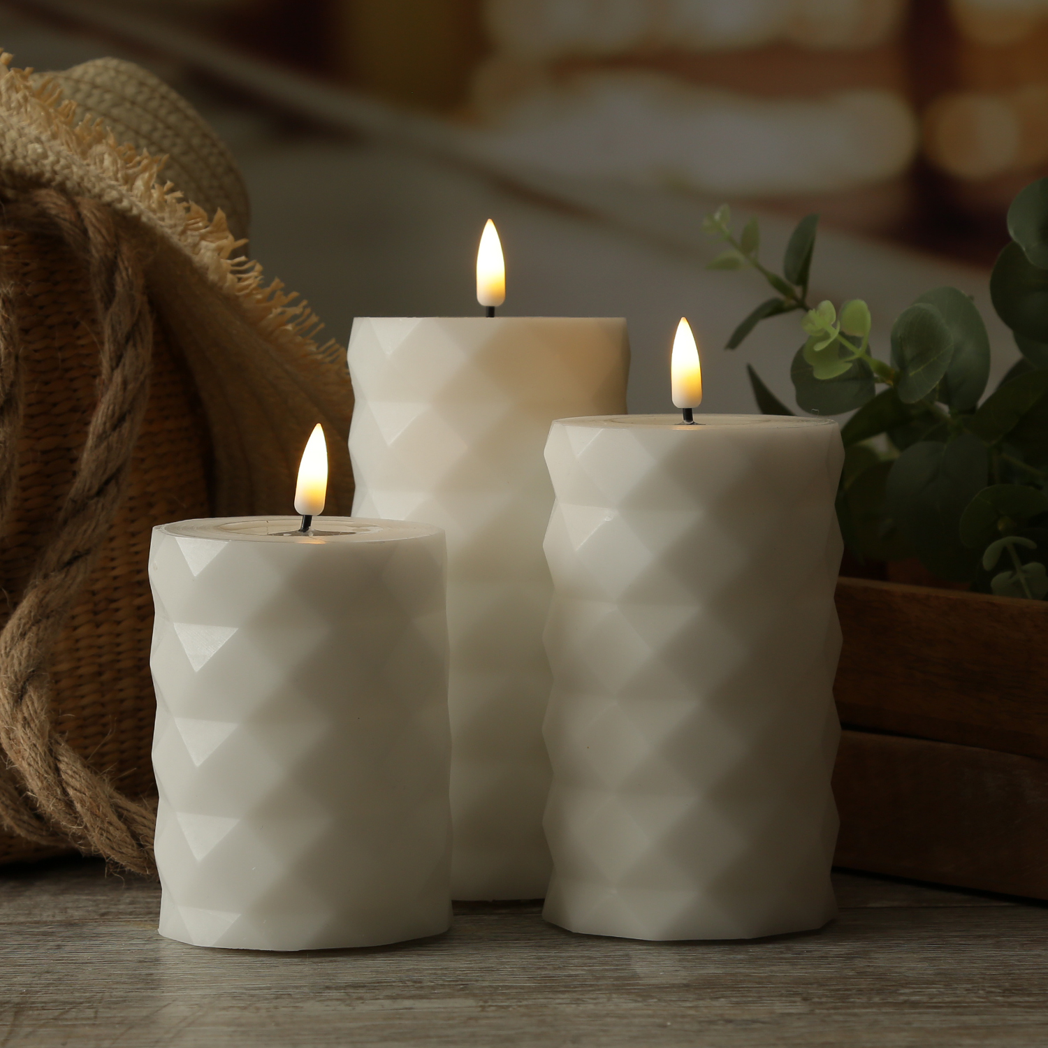 LED Stumpenkerze MIA - Rautenmuster - Echtwachs - 3D Flamme - H: 15cm - D: 7,5cm - weiß LED Stumpenkerze MIA - Rautenmuster - Echtwachs - 3D Flamme - H: 15cm - D: 7,5cm - weiß