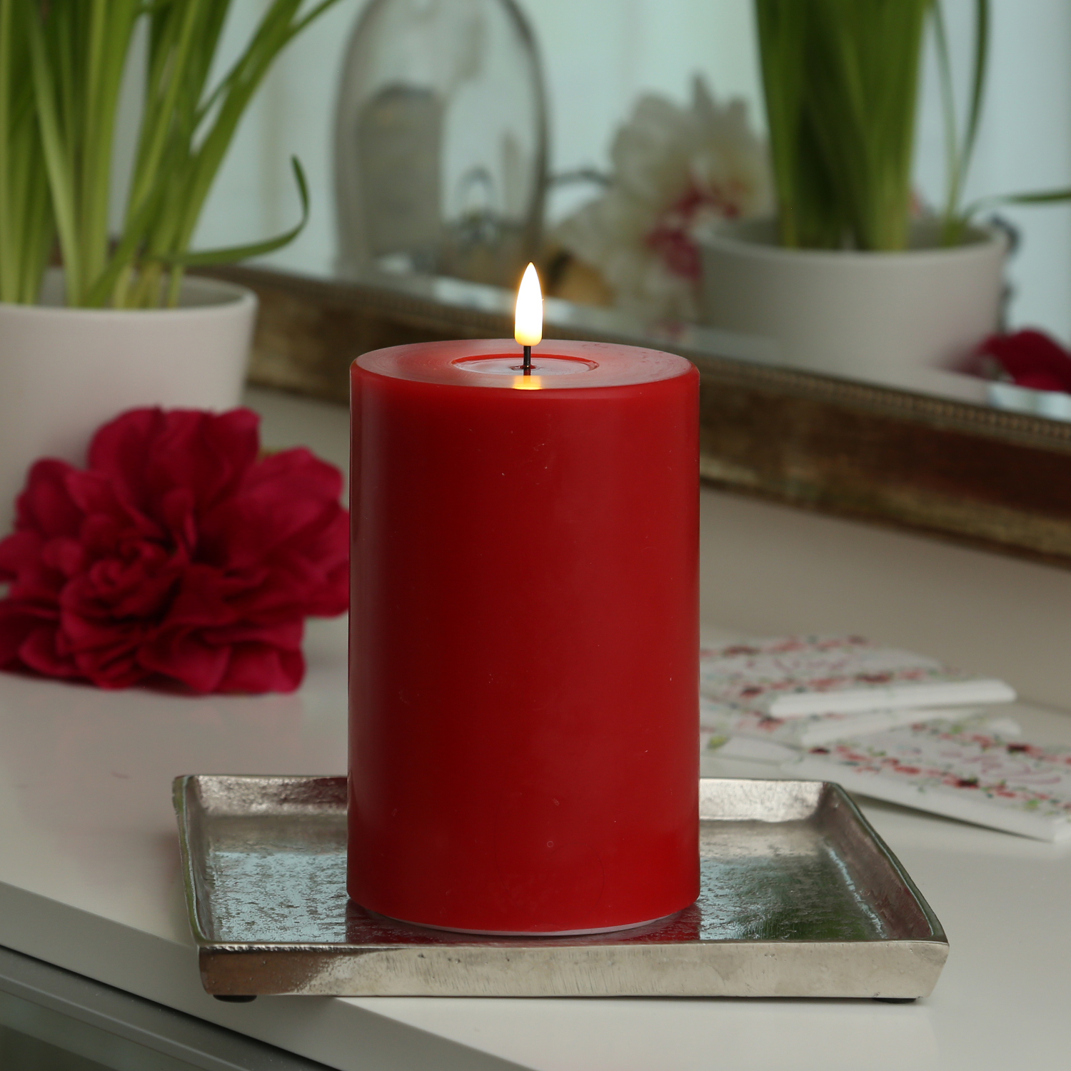 LED Stumpenkerze MIA - Echtwachs - realistische 3D Flamme - H: 15cm - D: 10cm - rot