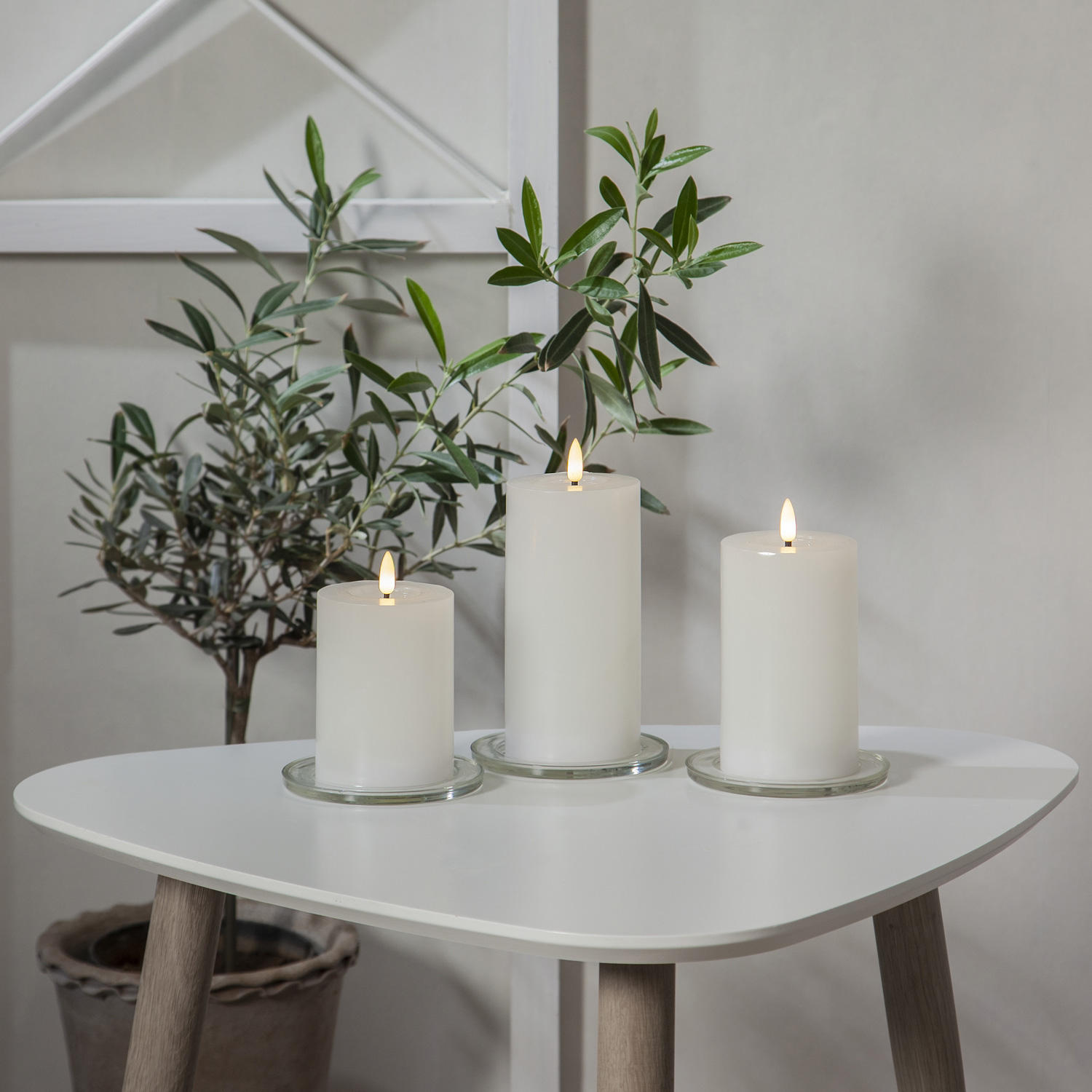 LED Stumpenkerze LINA - Echtwachs - realistische 3D Flamme - H: 12,5cm - Batterie - Timer - weiß