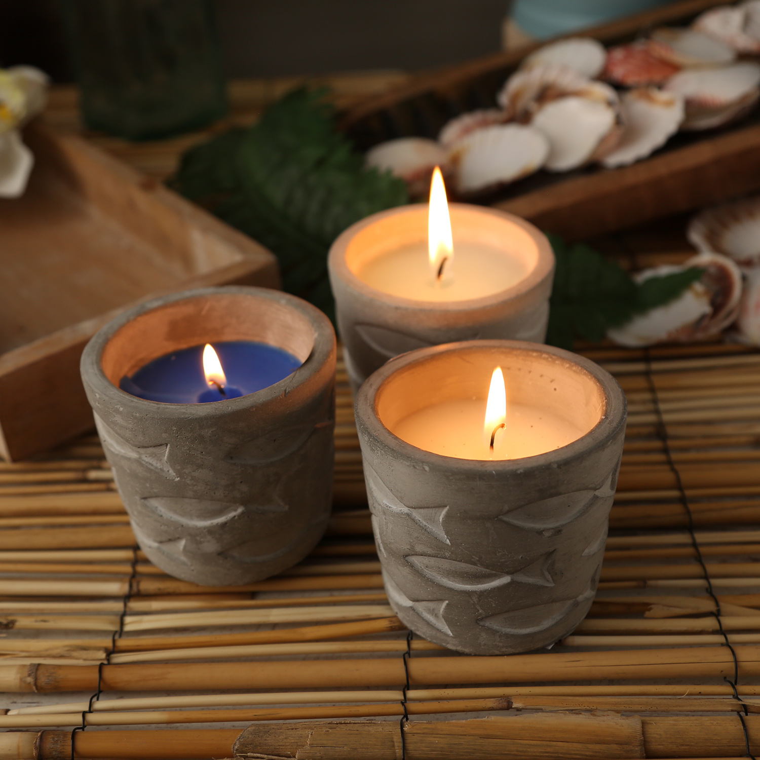 Duftkerze CITRONELLA - Echtwachs in Betontopf - Fischmuster - H: 7cm - gegen Stechmücken - hellblau