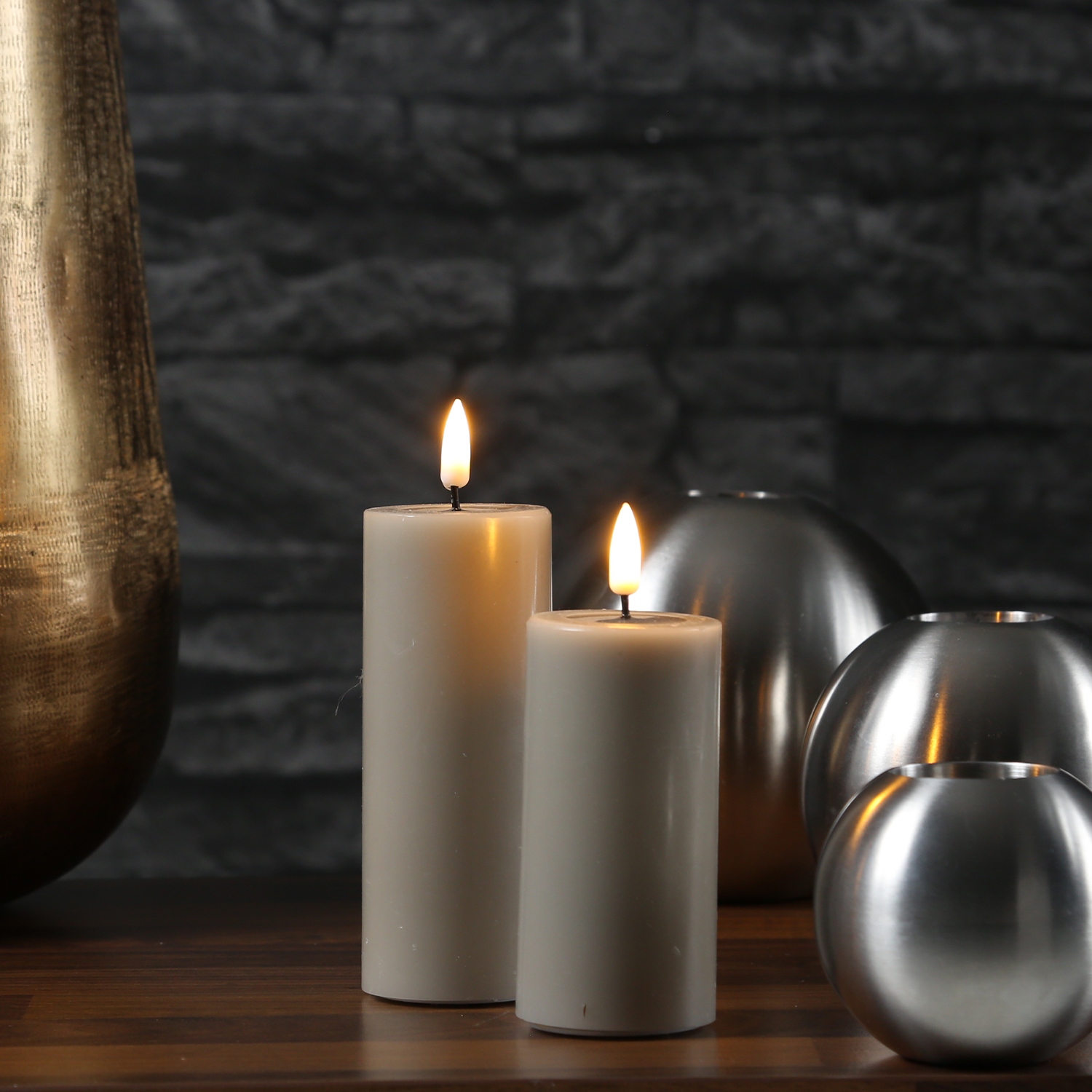 LED Stumpenkerze MIA - Echtwachs - realistische 3D Flamme - H: 12,5cm - D: 5cm - sand/taupe LED Stumpenkerze MIA - Echtwachs - realistische 3D Flamme - H: 12,5cm - D: 5cm - sand/taupe