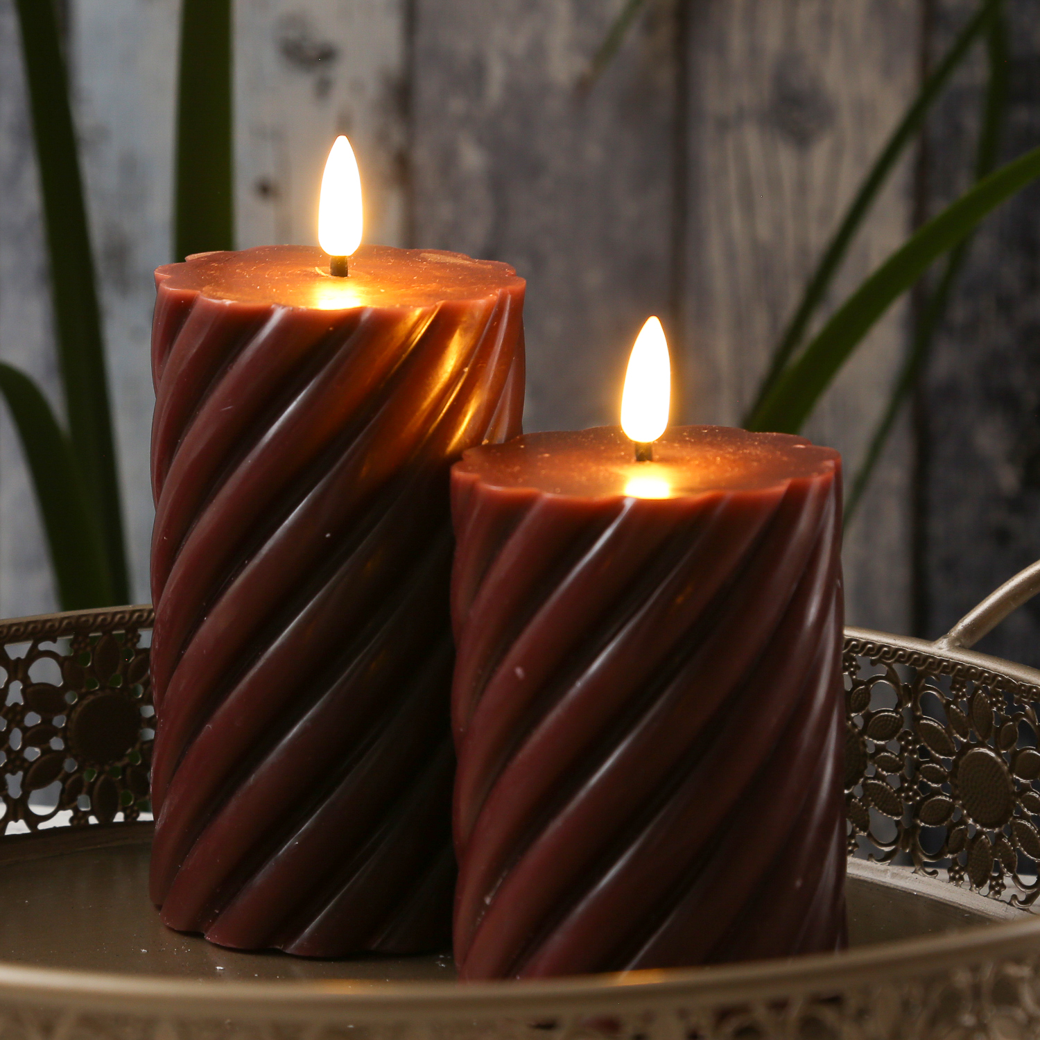 LED Stumpenkerze SWIRL - Echtwachs - warmweiße 3D Flamme - H: 15cm - Batterie - Timer - weinrot