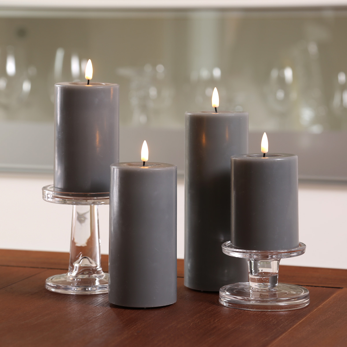 LED Stumpenkerze MIA - Echtwachs - realistische 3D Flamme - H: 20cm - Batteriebetrieb - grau LED Stumpenkerze MIA - Echtwachs - realistische 3D Flamme - H: 20cm - Batteriebetrieb - grau