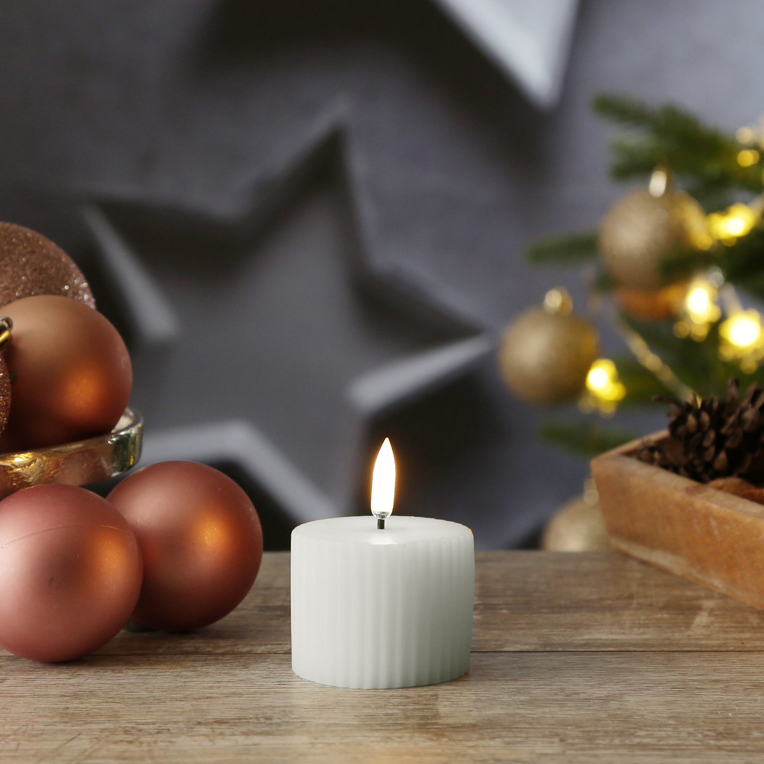 LED Mini Kerze THEA - mit Rillen - Echtwachs - 3D Flamme - D: 5,8cm - H: 7,3cm - Timer - weiß LED Mini Kerze THEA - mit Rillen - Echtwachs - 3D Flamme - D: 5,8cm - H: 7,3cm - Timer - weiß