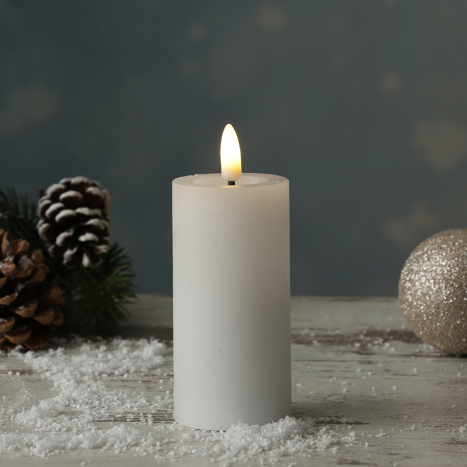 LED Kerze LINA - Rustik-Optik - Echtwachs - 3D Flamme - H: 12,5cm - D: 5cm - Batterie - Timer - weiß