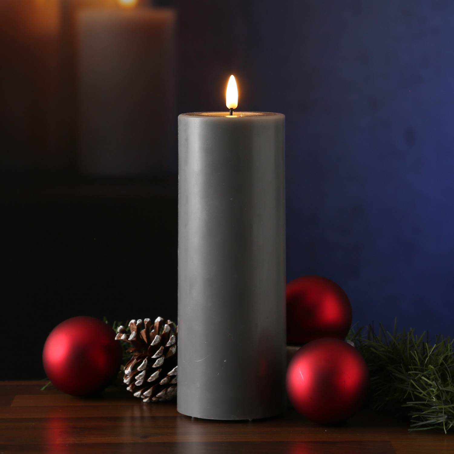 LED Stumpenkerze MIA - Echtwachs - realistische 3D Flamme - H: 20cm - Batteriebetrieb - grau LED Stumpenkerze MIA - Echtwachs - realistische 3D Flamme - H: 20cm - Batteriebetrieb - grau