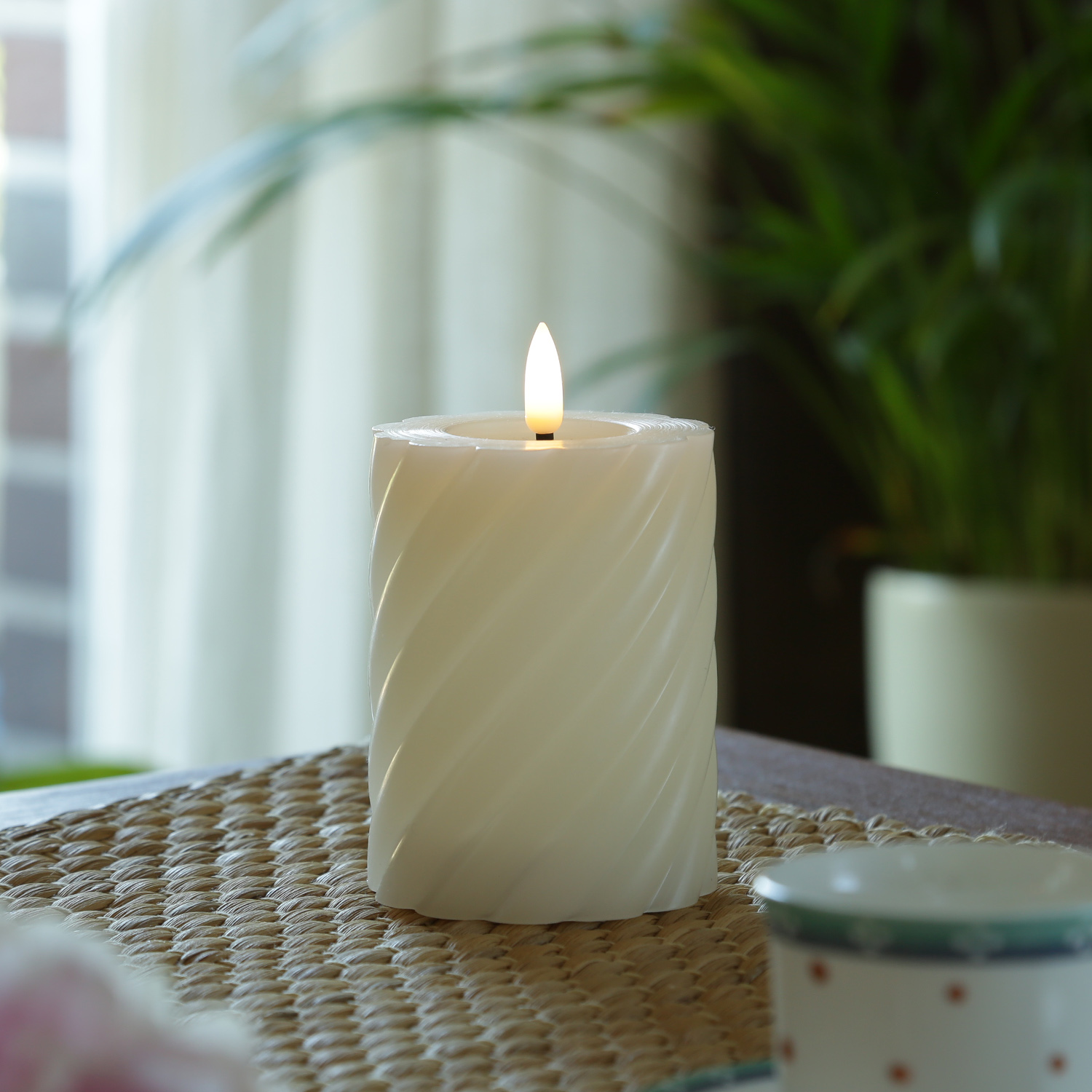 LED Stumpenkerze TWIST - Echtwachs - warmweiße 3D Flamme - H: 12,5cm - Batterie - Timer - creme LED Stumpenkerze TWIST - Echtwachs - warmweiße 3D Flamme - H: 12,5cm - Batterie - Timer - creme