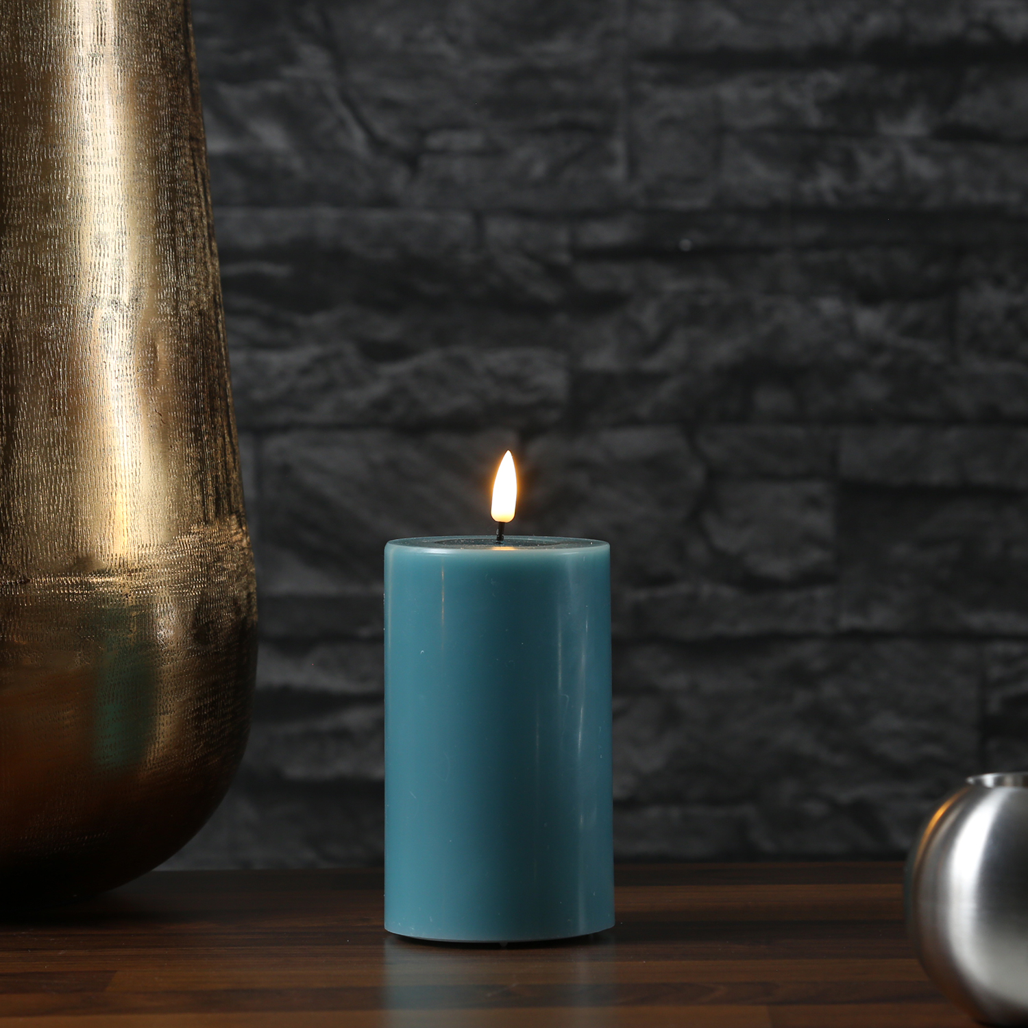 LED Stumpenkerze MIA - Echtwachs - realistische 3D Flamme - H: 12,5cm - D: 7,5cm - jadegrün LED Stumpenkerze MIA - Echtwachs - realistische 3D Flamme - H: 12,5cm - D: 7,5cm - jadegrün