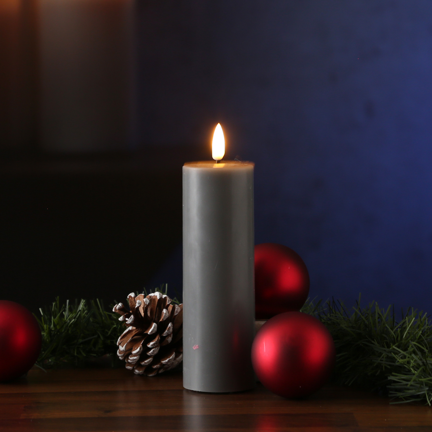 LED Stumpenkerze MIA - Echtwachs - realistische 3D Flamme - H: 15cm D: 5cm - Batterie - grau LED Stumpenkerze MIA - Echtwachs - realistische 3D Flamme - H: 15cm D: 5cm - Batterie - grau