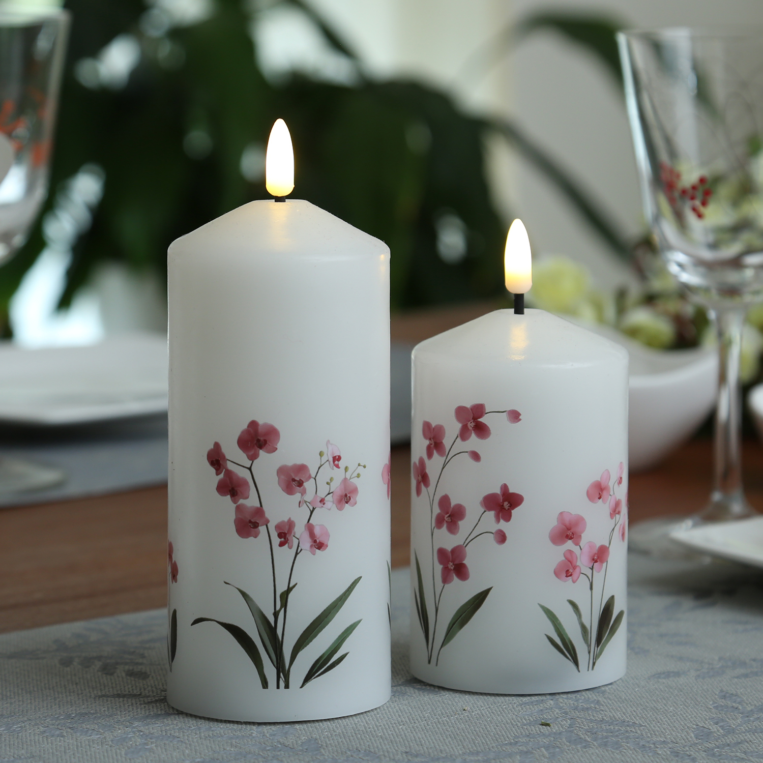 LED Kerze mit Orchideen Motiv - Echtwachskerze mit Blumen Design - H: 18,5cm - D: 7cm - Timer