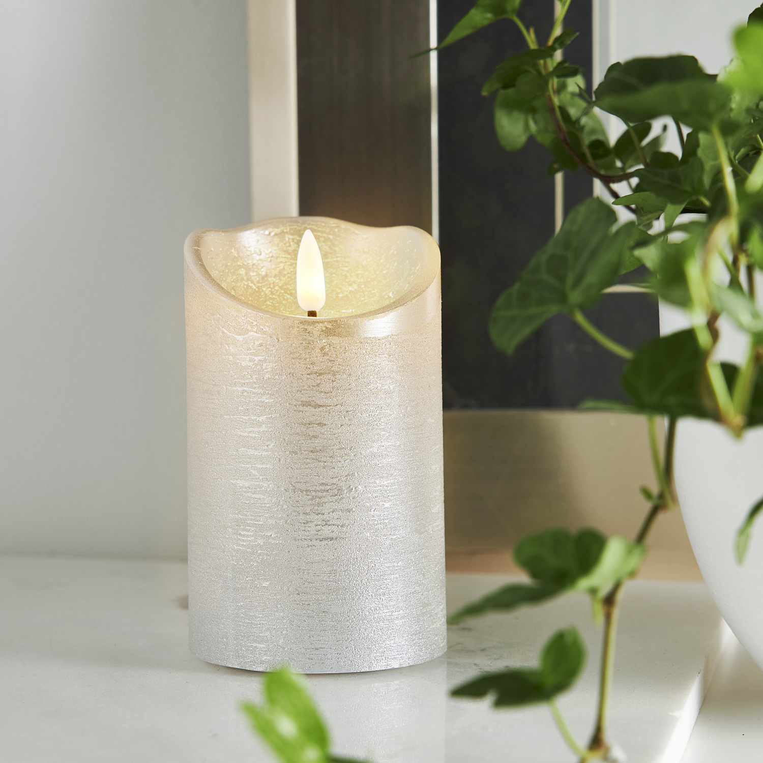 LED Stumpenkerze RUSTIC - Echtwachs - warmweiße 3D Flamme - H: 12,5cm - Batterie - Timer - silber LED Stumpenkerze RUSTIC - Echtwachs - warmweiße 3D Flamme - H: 12,5cm - Batterie - Timer - silber